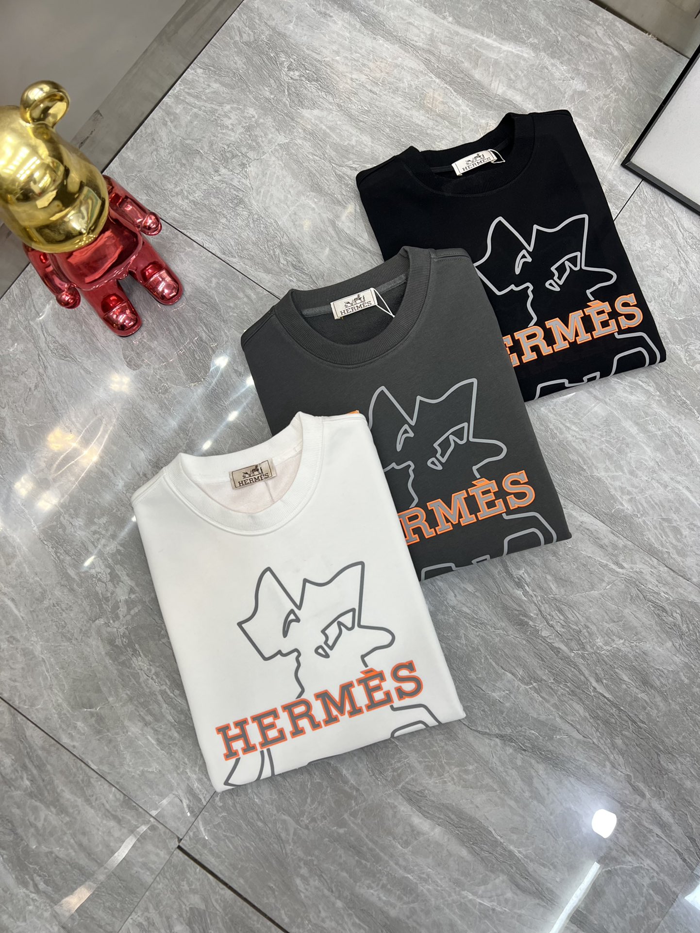 NO:524975,Hermes/Hermes 2025 autumn and winter new product, complete three-standard three-dimensional glue foaming technology on the chest, 380g couple round neck pure cotton sweatshirts, no need to introduce too much good products, look at the details, counter code number M-XXXL 175/140 Suggestions,,hermes,hermes,hoodie,sweatshirts,alexander wang19860909Hermes/爱马仕 2025秋冬新品 三标齐全 胸前立体滴胶发泡工艺 380g情侣款圆领纯棉卫衣 好货不用过多介绍 看细节 专柜码数 M-XXXL 175/140建议L,,hermes,hermes,hoodie,sweatshirts,alexander wang,Men's clothing