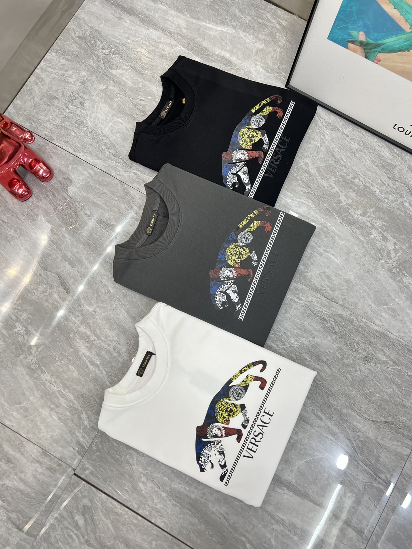 NO:524977,Versace/Versace 2025 autumn and winter new product, complete three standards, chest printing process, 380g couple round neck pure cotton sweatshirts, good products do not need to be introduced too much, look at the details, counter code number M-XXXL 175/140 Suggestions,,versace,versace,hoodie,sweatshirts,alexander wang19860909Versace/范思哲 2025秋冬新品 三标齐全 胸前印花工艺 380g情侣款圆领纯棉卫衣 好货不用过多介绍 看细节 专柜码数 M-XXXL 175/140建议L,,versace,versace,hoodie,sweatshirts,alexander wang,Men's clothing