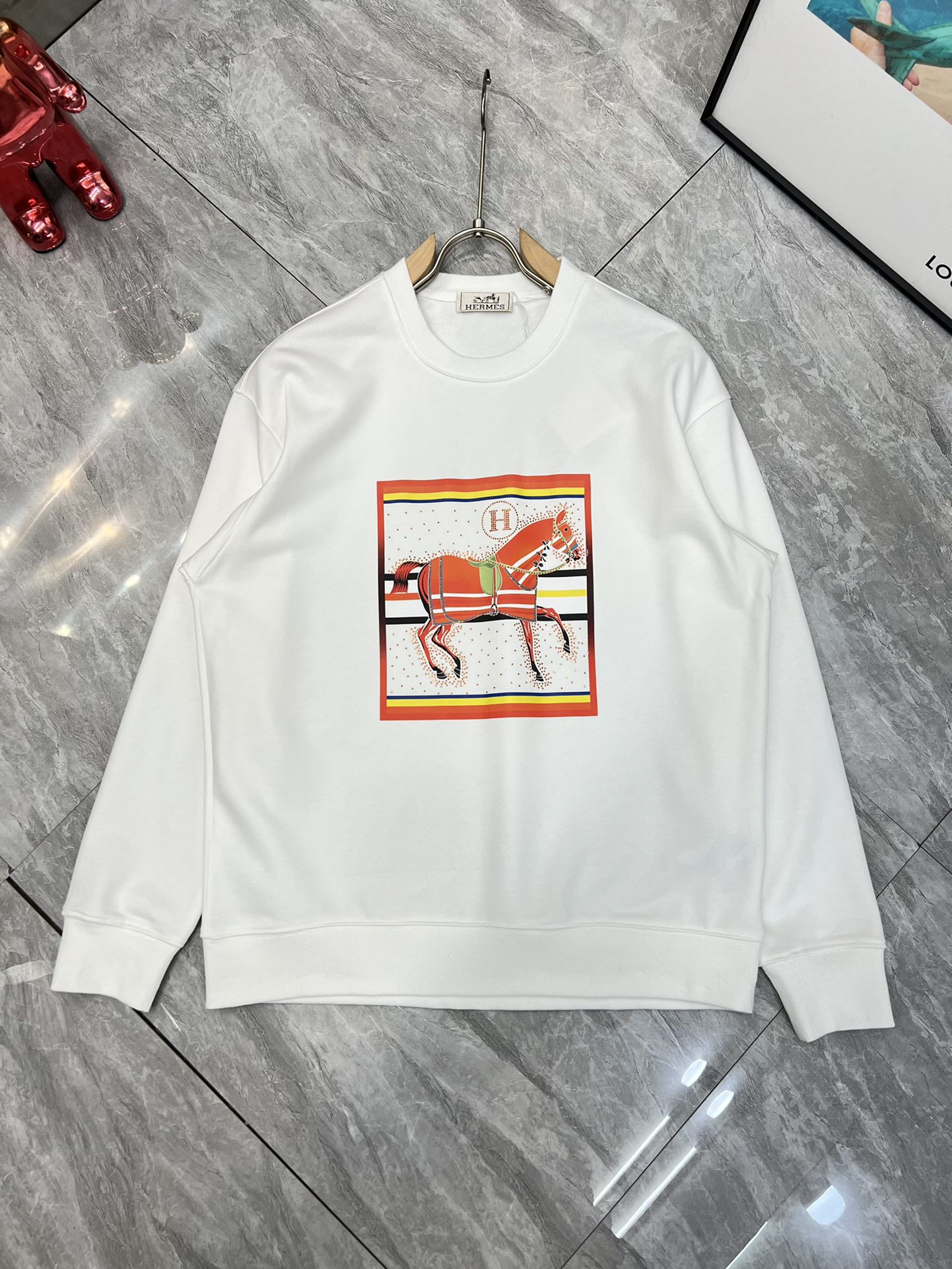 NO:527118,Hermes/Hermes 2025 autumn and winter new product, complete three standards, chest printing and diamond craftsmanship, 380g couple round neck pure cotton sweatshirt, good products do not need to be introduced too much, look at the details, counter code number M-XXXL 175/140 Suggestions,,hermes,hermes,hoodie,sweatshirts,alexander wang19860909Hermes/爱马仕 2025秋冬新品 三标齐全 胸前印花烫钻工艺 380g情侣款圆领纯棉卫衣 好货不用过多介绍 看细节 专柜码数 M-XXXL 175/140建议L,,hermes,hermes,hoodie,sweatshirts,alexander wang,Men's clothing