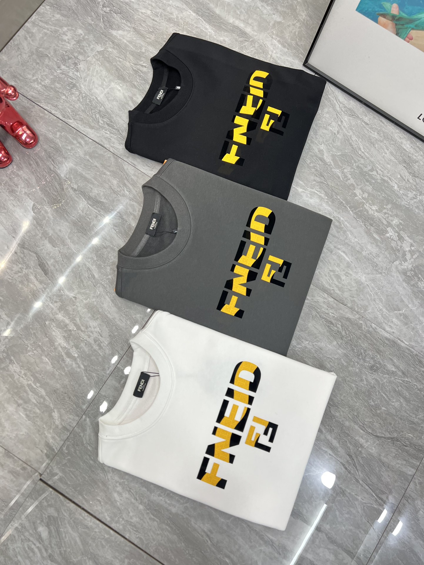 NO:527121,Fendi/Fendi 2025 autumn and winter new product, complete three-standard chest three-dimensional flocking glue dripping process 380g couple round neck pure cotton sweatshirts. Don’t need to introduce too much good products. Look at the details. Counter code M-XXXL 175/140 Suggestions L,,fendi,fendi,hoodie,sweatshirts,alexander wang19860909Fendi/芬迪 2025秋冬新品 三标齐全 胸前立体植绒滴胶工艺 380g情侣款圆领纯棉卫衣 好货不用过多介绍 看细节 专柜码数 M-XXXL 175/140建议L,,fendi,fendi,hoodie,sweatshirts,alexander wang,Men's clothing