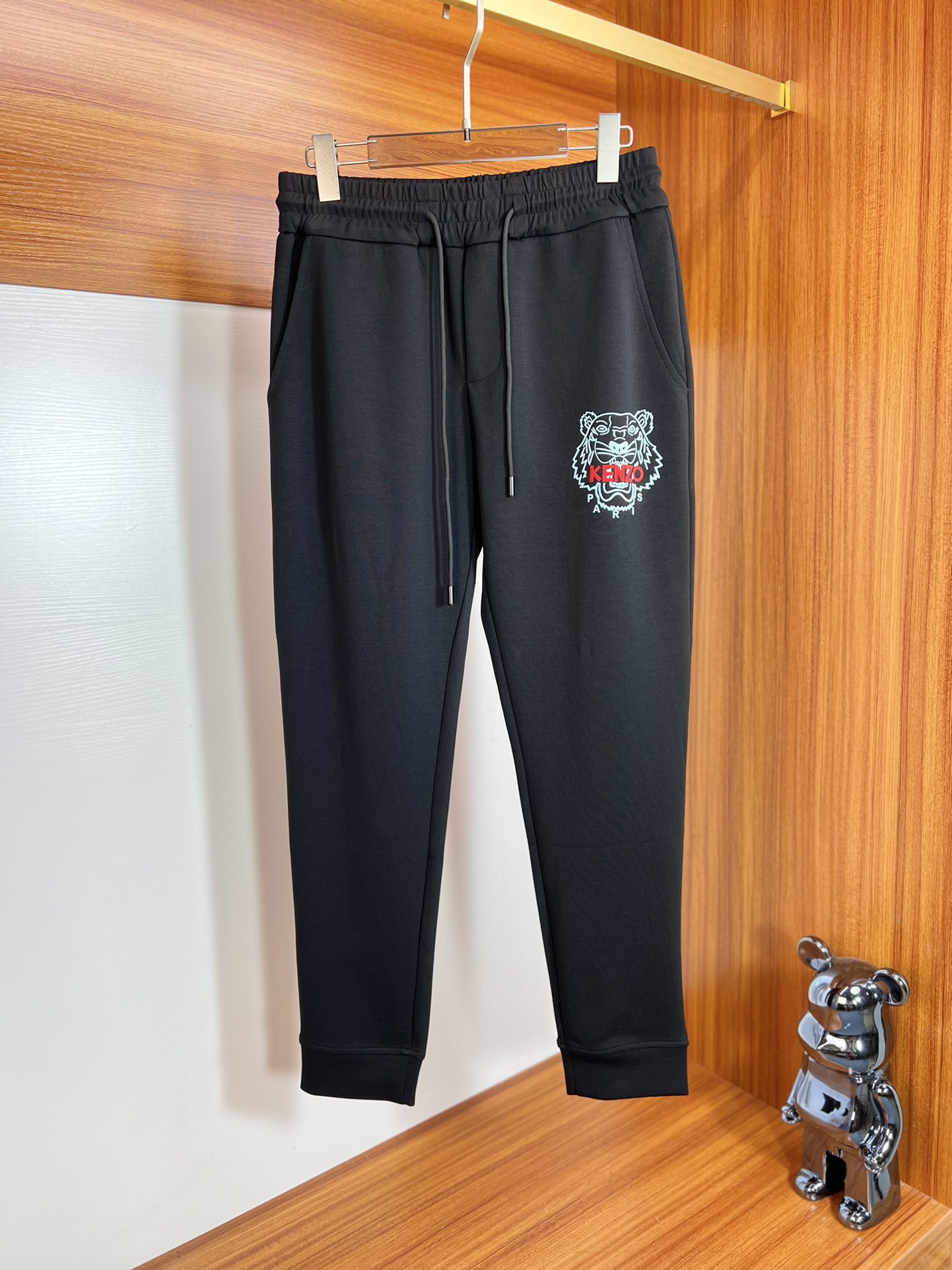 NO:530346,Kenzo 2025 autumn and winter new products, complete three standards, casual pants, no need to introduce too much good products, look at the details, counter number M-XXXL 175/140 upper body L,,alexander wang19860909Kenzo 2025秋冬新品 三标齐全 休闲裤 好货不用过多介绍 看细节 专柜码数M-XXXL 175/140上身L,,alexander wang,Men's clothing