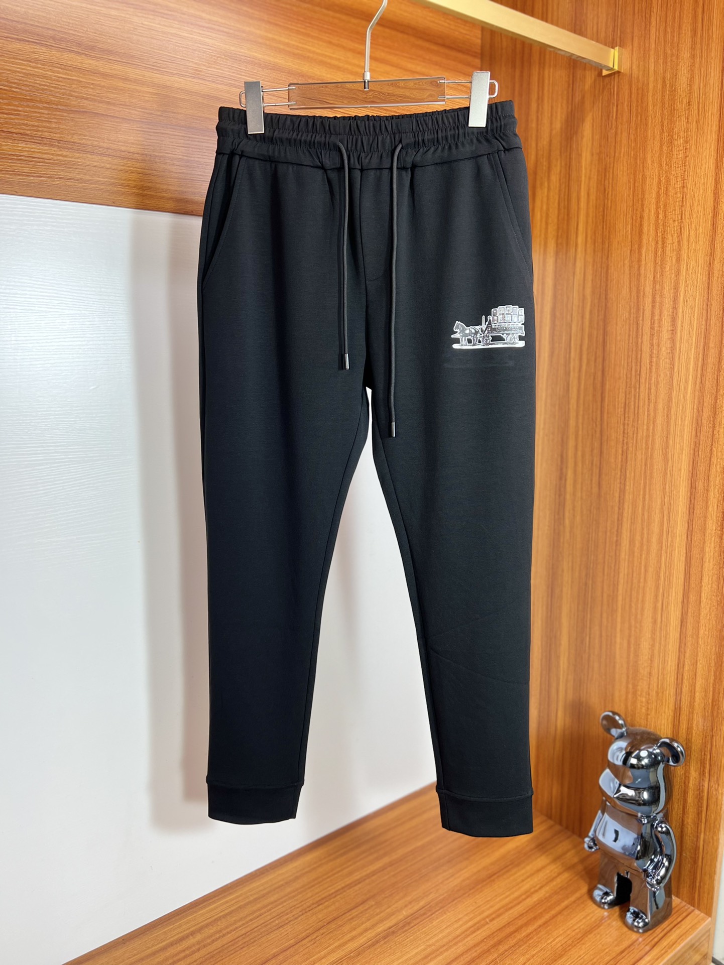 NO:530348,LV/Louis Vuitton 2025 autumn and winter new products, complete three standards, casual pants, good products, don't need to introduce too much, look at the details, counter code M-XXXL 175/140 upper body L,, louis vuitton,louis vuitton,alexander wang19860909LV/路易威登 2025秋冬新品 三标齐全 休闲裤 好货不用过多介绍 看细节 专柜码数M-XXXL 175/140上身L,,louis vuitton,louis vuitton,alexander wang,Men's clothing