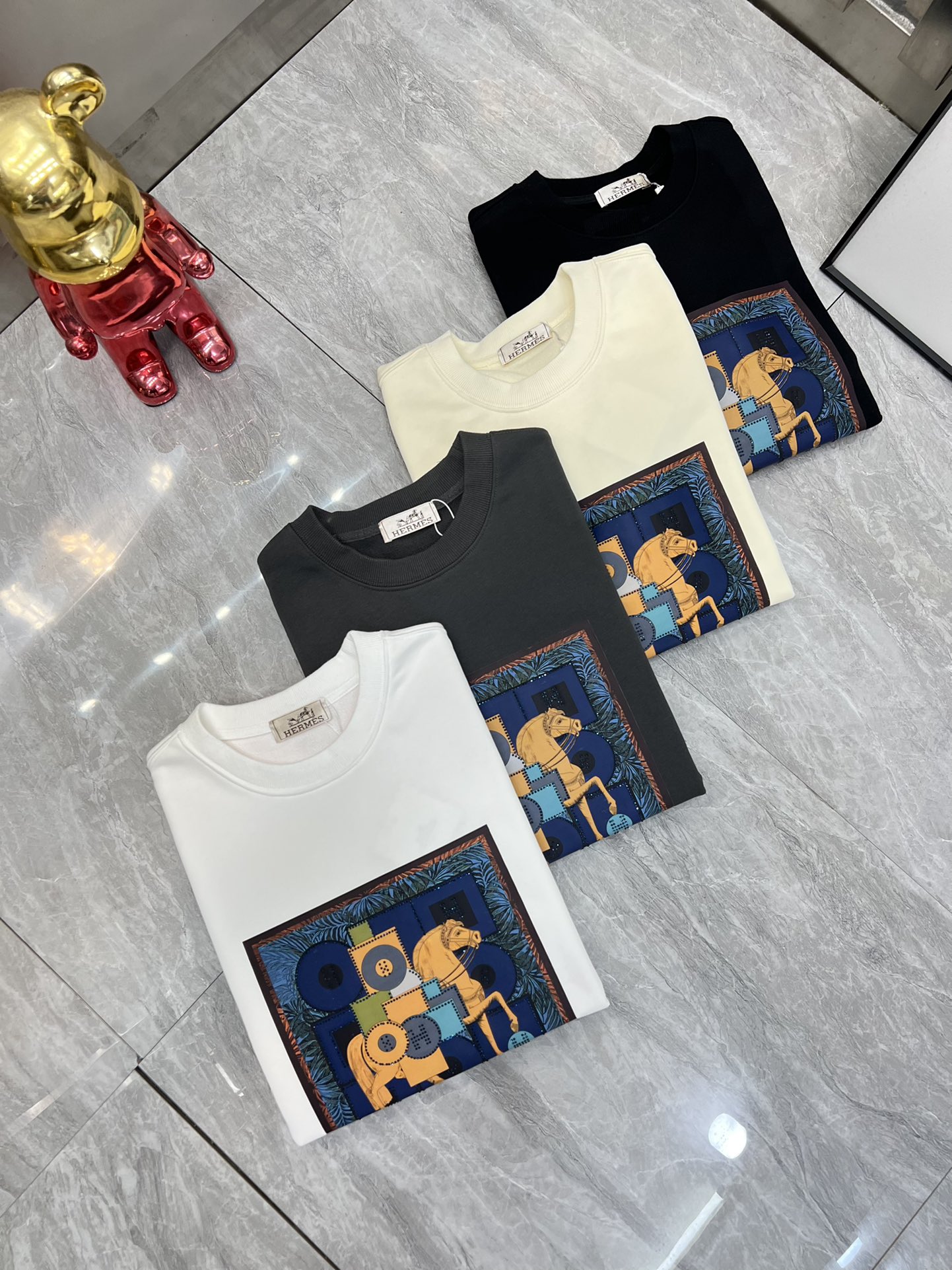 NO:526031,Hermes/Hermes 2025 autumn and winter new product, complete three-standard printing and diamond craftsmanship on chest, 380g couple round neck pure cotton sweatshirts, no need to introduce too much good products, look at the details, counter code number M-XXXL 175/140 Suggestions,,hermes,hermes,hoodie,sweatshirts,alexander wang19860909Hermes/爱马仕 2025秋冬新品 三标齐全 胸前立体印花烫钻工艺 380g情侣款圆领纯棉卫衣 好货不用过多介绍 看细节 专柜码数 M-XXXL 175/140建议L,,hermes,hermes,hoodie,sweatshirts,alexander wang,Men's clothing