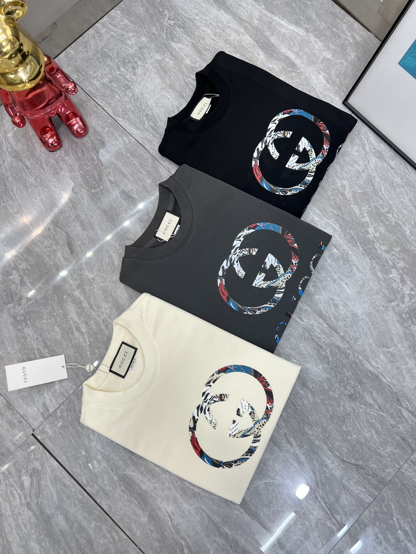 NO:526027,Gucci/Gucci 2025 autumn and winter new product, complete three standards, chest printing technology, 380g couple round neck pure cotton sweatshirts, good products do not need to be introduced too much, look at the details, counter code number M-XXXL 175/140 Suggestions,,gucci,hoodie,sweatshirts,alexander wang19860909Gucci/古奇 2025秋冬新品 三标齐全 胸前印花工艺 380g情侣款圆领纯棉卫衣 好货不用过多介绍 看细节 专柜码数 M-XXXL 175/140建议L,,gucci,hoodie,sweatshirts,alexander wang,Men's clothing
