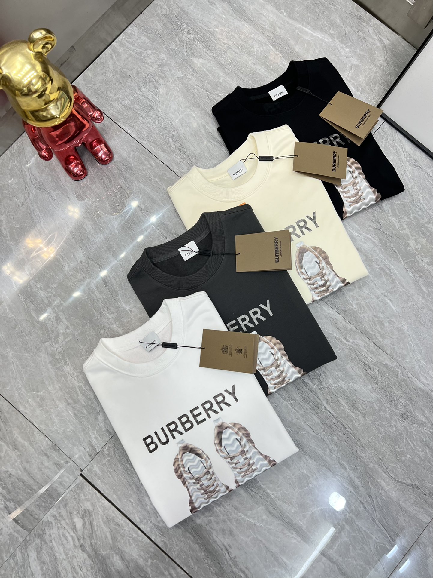 NO:526039,Burberry/Burberry 2025 autumn and winter new product, complete three standards, chest printing process, 380g couple round neck pure cotton sweatshirt, good products do not need to be introduced too much, look at the details, counter code M-XXXL 175/140 Suggestions,,burberry,burberry,hoodie,sweatshirts,alexander wang19860909Burberry/巴宝莉 2025秋冬新品 三标齐全 胸前印花工艺 380g情侣款圆领纯棉卫衣 好货不用过多介绍 看细节 专柜码数 M-XXXL 175/140建议L,,burberry,burberry,hoodie,sweatshirts,alexander wang,Men's clothing