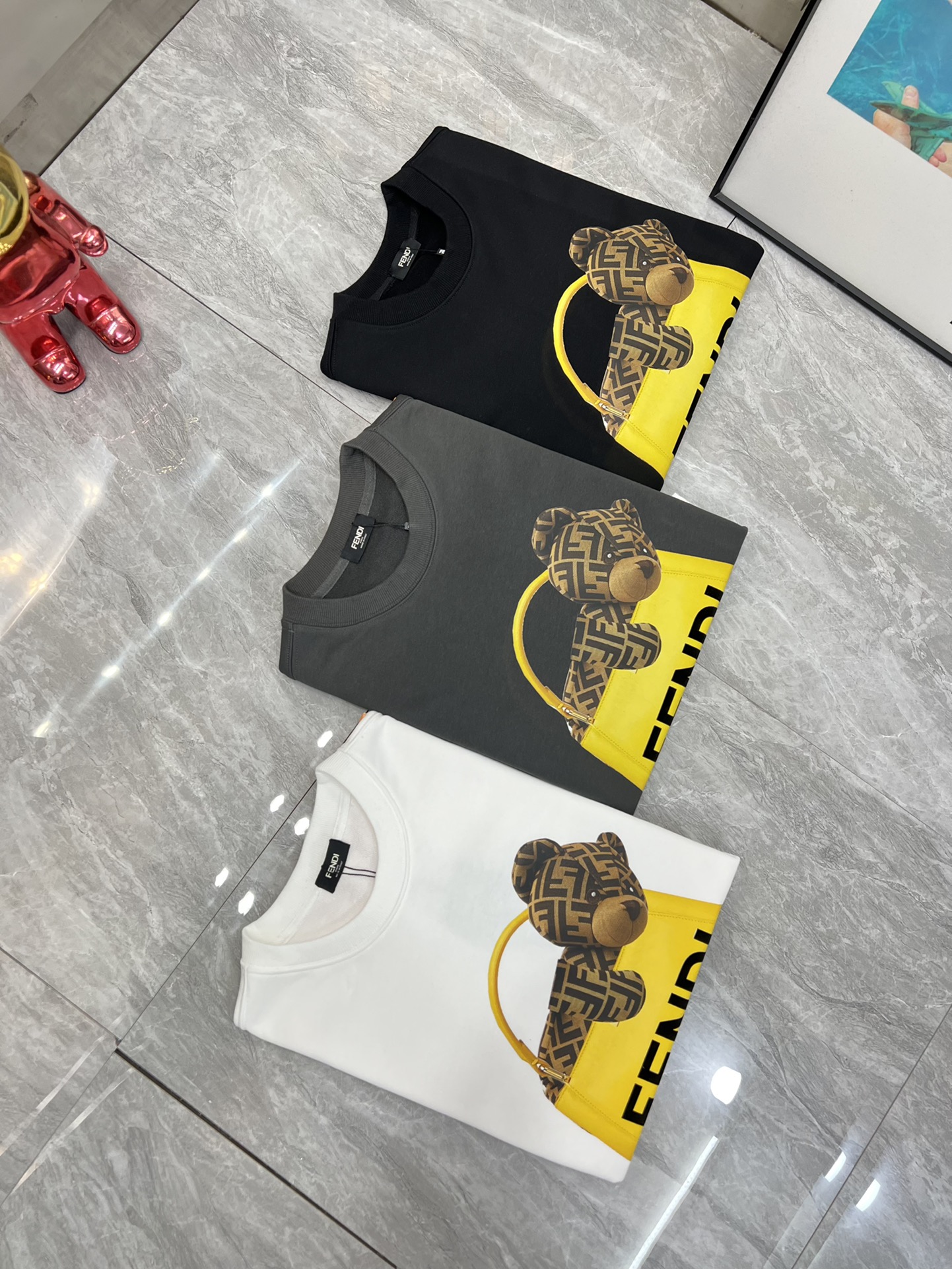 NO:526035,Fendi/Fendi 2025 autumn and winter new product, complete three-standard chest three-dimensional flocking printing process, 380g couple round neck pure cotton sweatshirts, no need to introduce too much good products, look at the details, counter code number M-XXXL 175/140 Suggestions,,fendi,fendi,hoodie,sweatshirts,alexander wang19860909Fendi/芬迪 2025秋冬新品 三标齐全 胸前立体植绒印花工艺 380g情侣款圆领纯棉卫衣 好货不用过多介绍 看细节 专柜码数 M-XXXL 175/140建议L,,fendi,fendi,hoodie,sweatshirts,alexander wang,Men's clothing