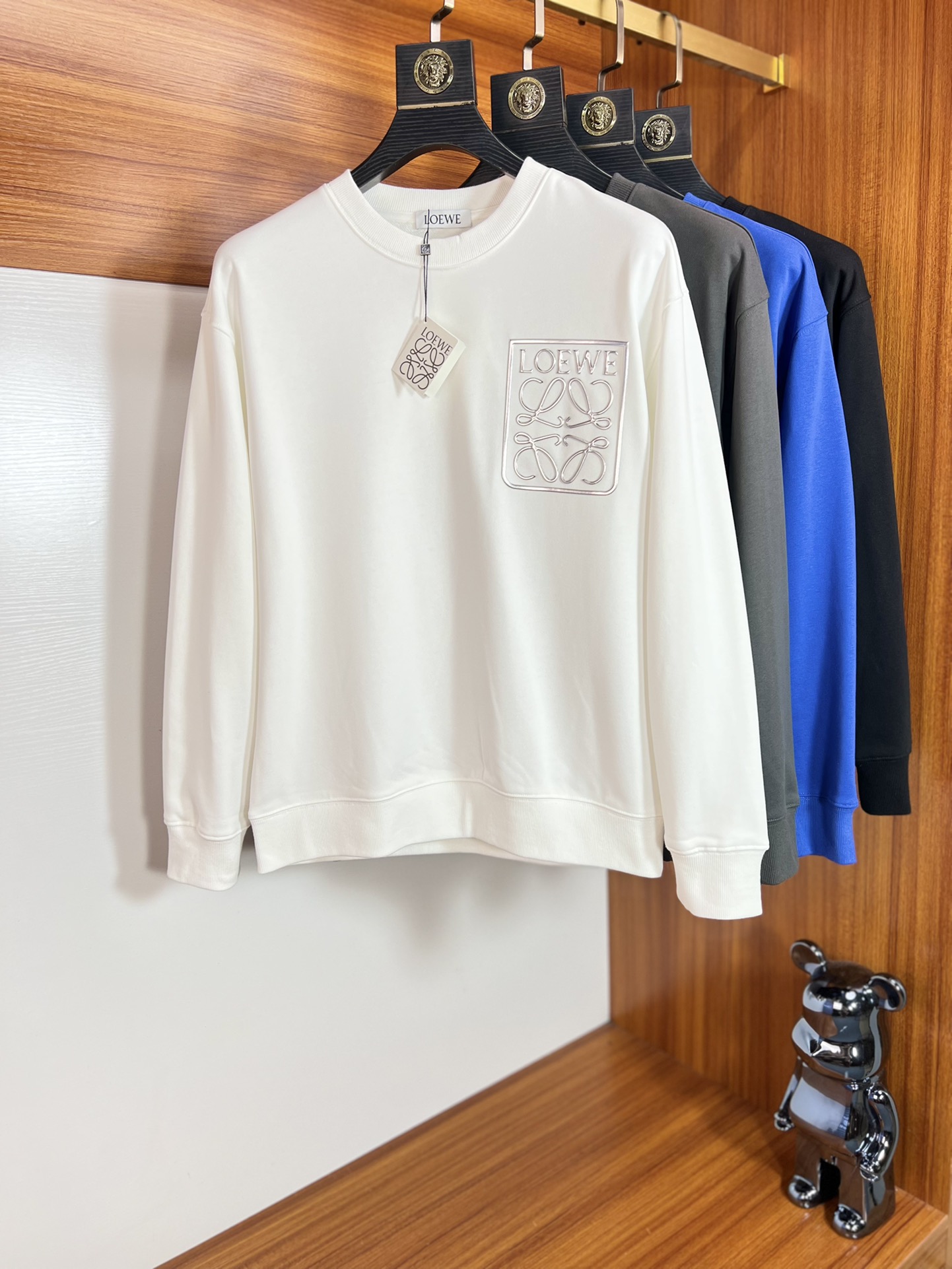 NO:537894,Loewe/Luo Yiwei 2025 autumn and winter new product, complete three-standard re-adhesive three-dimensional glue-drop process, 380g couple round neck pure cotton sweatshirts, good products do not need to be introduced too much, look at the details, counter code number M-XXXL /140 suggestions L,,loewe,loewe,hoodie,sweatshirts,alexander wang19860909Loewe/罗意威 2025秋冬新品 三标齐全 重配立体滴胶工艺 380g情侣款圆领纯棉卫衣 好货不用过多介绍 看细节 专柜码数 M-XXXL /140建议L,,loewe,loewe,hoodie,sweatshirts,alexander wang,Men's clothing