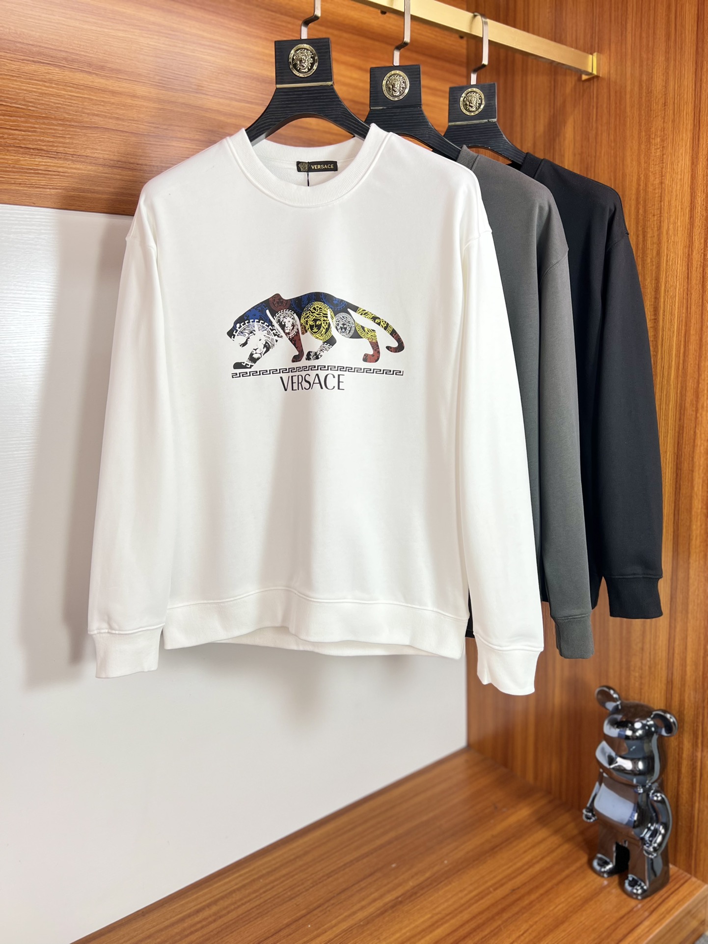 NO:538906,Versace/Versace 2025 autumn and winter new products, complete three standards, re-match printing technology, 380g couple round neck pure cotton sweatshirts, good products do not need to be introduced too much, look at the details, counter code number M-XXXL /140 suggestions L, versace, versace, hoodie, sweatshirts, alexander wang19860909Versace/范思哲 2025秋冬新品 三标齐全 重配印花工艺 380g情侣款圆领纯棉卫衣 好货不用过多介绍 看细节 专柜码数 M-XXXL /140建议L,,versace,versace,hoodie,sweatshirts,alexander wang,Men's clothing