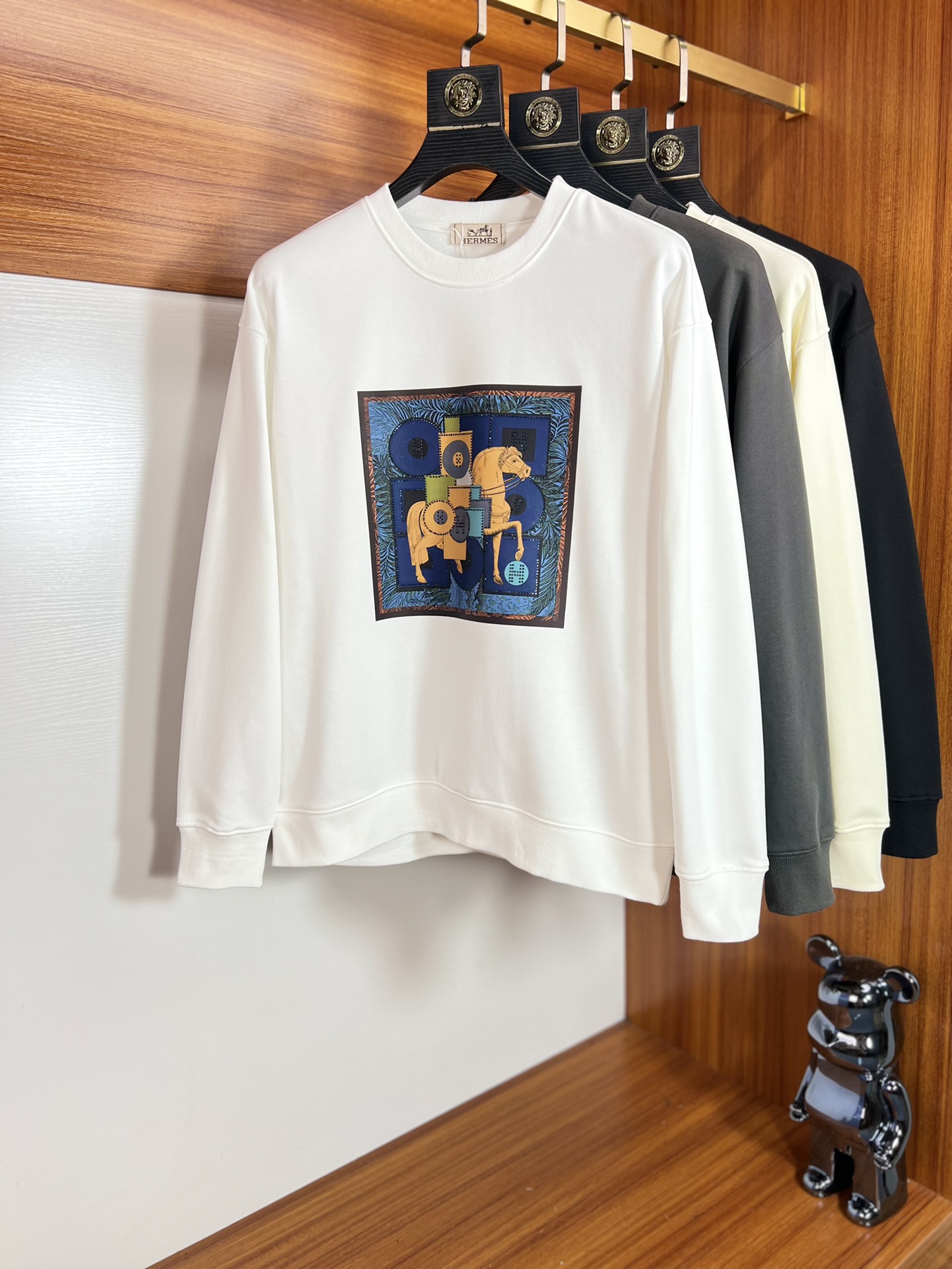 NO:539875,Hermes/Hermes 2025 autumn and winter new product, complete three-standard printing and diamond craftsmanship on chest, 380g couple round neck pure cotton sweatshirts, good products do not need to be introduced too much, look at the details, counter code M-XXXL /140 suggestions L,, hermes, hermes, hoodie, sweatshirts, alexander wang19860909Hermes/爱马仕 2025秋冬新品 三标齐全 胸前立体印花烫钻工艺 380g情侣款圆领纯棉卫衣 好货不用过多介绍 看细节 专柜码数 M-XXXL /140建议L,,hermes,hermes,hoodie,sweatshirts,alexander wang,Men's clothing