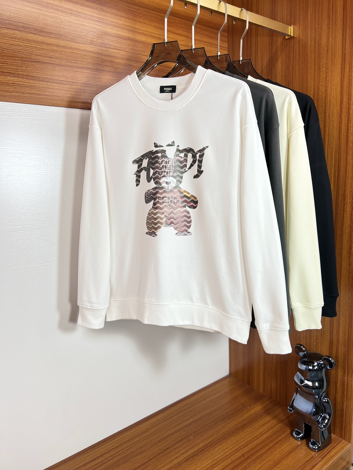 NO:539867,Fendi/Fendi 2025 autumn and winter new product, complete three standards, 380g couple round neck pure cotton sweatshirts, good products do not need to be introduced too much, look at the details, counter code number M-XXXL /140 suggestions L,,fendi,fendi,hoodie,sweatshirts,alexander wang19860909Fendi/芬迪 2025秋冬新品 三标齐全 380g情侣款圆领纯棉卫衣 好货不用过多介绍 看细节 专柜码数 M-XXXL /140建议L,,fendi,fendi,hoodie,sweatshirts,alexander wang,Men's clothing