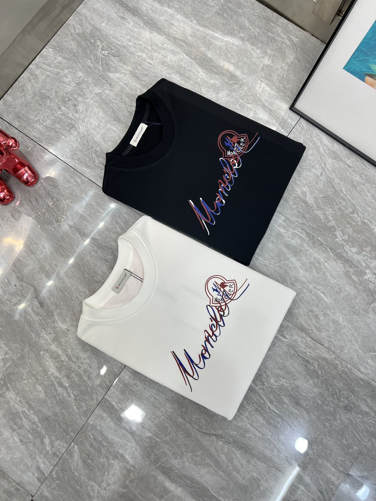 NO:527119,Moncler/彩后古有 2025 autumn and winter new product, complete three standards, printing technology, 380g couple round neck pure cotton sweatshirts, good products do not need to be introduced too much, look at the details, counter code number M-XXXL 175/140 Suggestions,,Moncler,hoodie,sweatshirts,alexander wang19860909Moncler/蒙口 2025秋冬新品 三标齐全 印花工艺 380g情侣款圆领纯棉卫衣 好货不用过多介绍 看细节 专柜码数 M-XXXL 175/140建议L,,Moncler,hoodie,sweatshirts,alexander wang,Men's clothing