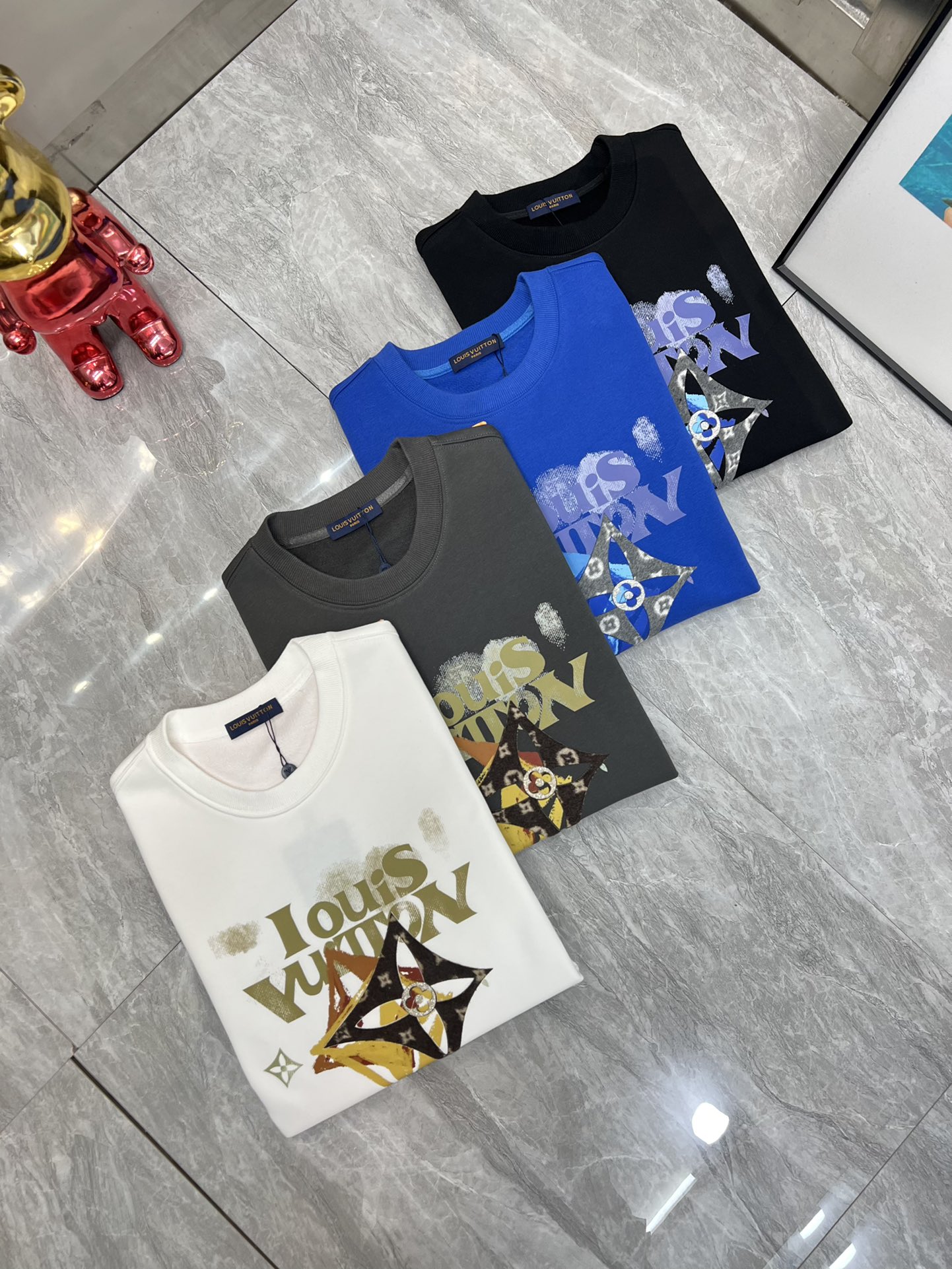 NO:527120,LV/Louis Vuitton 2025 autumn and winter new products, complete three-standard flocking printing process, 380g couple round neck pure cotton sweatshirts, no need to introduce too much good products, look at the details, counter code number M-XXXL 175/140 Suggestions,,louis vuitton,louis vuitton,hoodie,sweatshirts,alexander wang19860909LV/路易威登 2025秋冬新品 三标齐全 立体植绒印花工艺 380g情侣款圆领纯棉卫衣 好货不用过多介绍 看细节 专柜码数 M-XXXL 175/140建议L,,louis vuitton,louis vuitton,hoodie,sweatshirts,alexander wang,Men's clothing