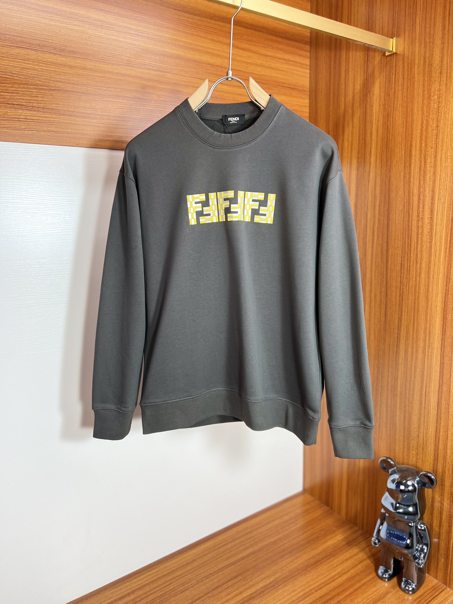 NO:538929,Fendi/Fendi 2025 autumn and winter new product, complete three standards, 380g couple round neck pure cotton sweatshirts, good products do not need to be introduced too much, look at the details, counter code number M-XXXL /140 suggestions L,,fendi,fendi,hoodie,sweatshirts,alexander wang19860909Fendi/芬迪 2025秋冬新品 三标齐全 380g情侣款圆领纯棉卫衣 好货不用过多介绍 看细节 专柜码数 M-XXXL /140建议L,,fendi,fendi,hoodie,sweatshirts,alexander wang,Men's clothing