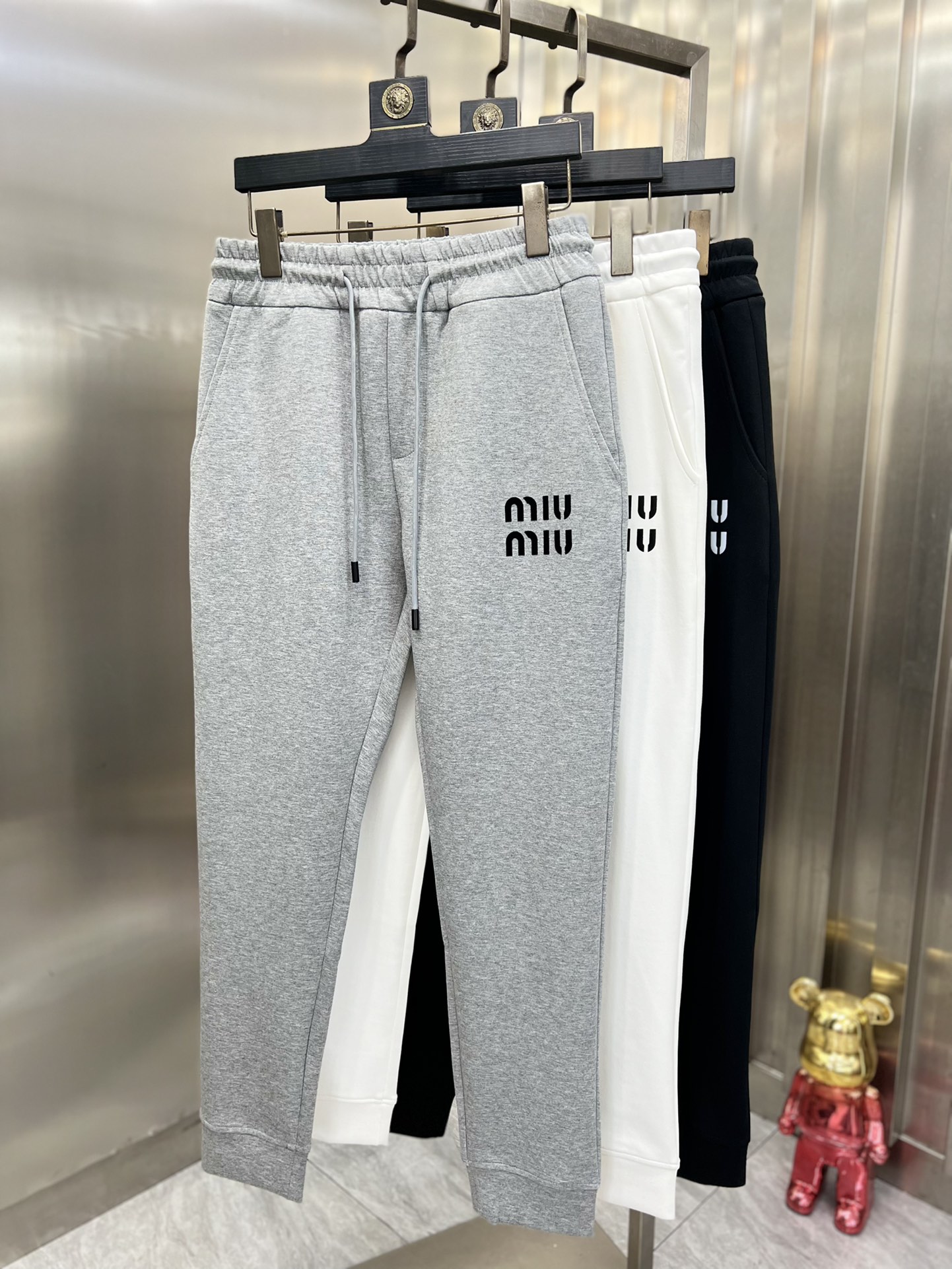 NO:539885,miumiu 2025 autumn and winter new products, complete three standards, casual pants, no need to introduce too much good products, look at the details, counter number M-XXXL /140 upper body L,,miumiu,alexander wang19860909miumiu 2025秋冬新品 三标齐全 休闲裤 好货不用过多介绍 看细节 专柜码数M-XXXL /140上身L,,miumiu,alexander wang,Men's clothing