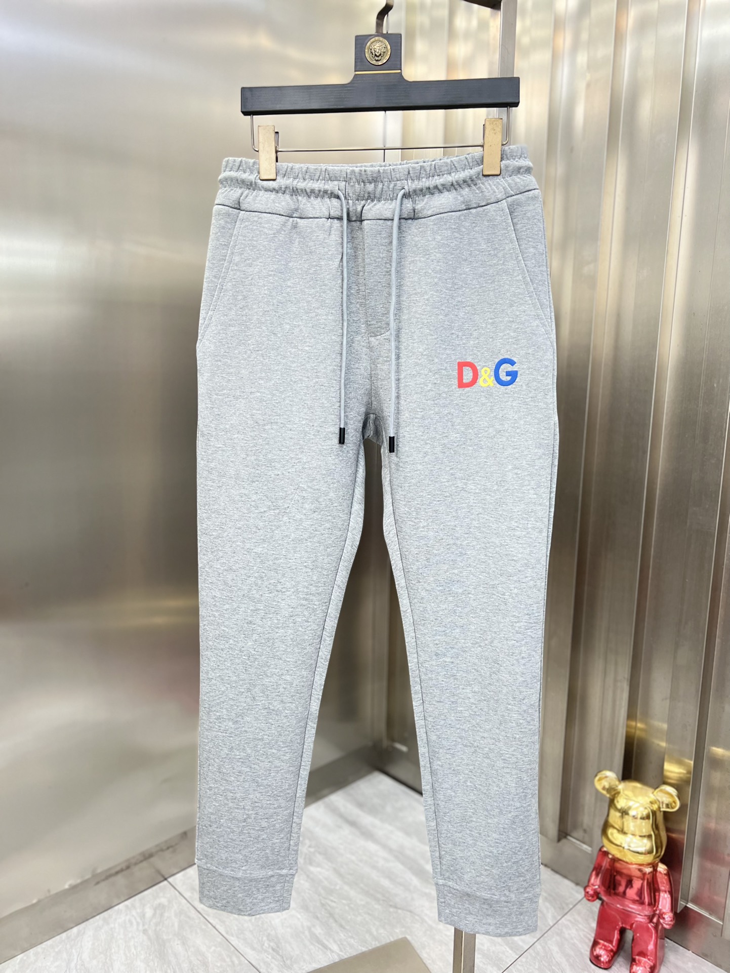 NO:539889,DG/Dougabana 2025 autumn and winter new products, complete three standards, casual pants, no need to introduce too much good products, look at the details, counter number M-XXXL /140 upper body L,, Dolce&Gabbana, alexander wang19860909DG/杜嘉班纳 2025秋冬新品 三标齐全 休闲裤 好货不用过多介绍 看细节 专柜码数M-XXXL /140上身L,,Dolce&Gabbana,alexander wang,Men's clothing