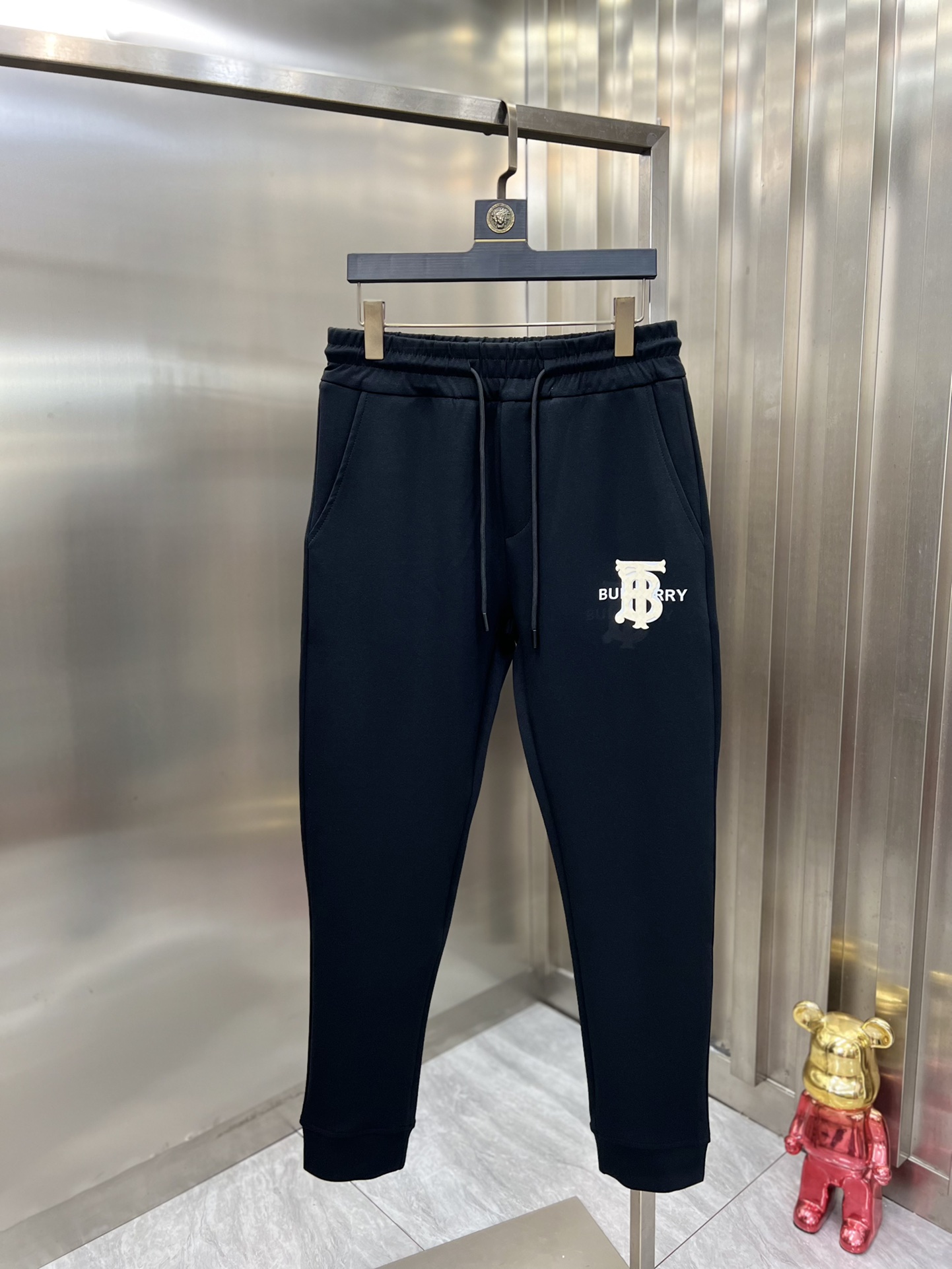 NO:540937,Burberry/Burberry 2025 autumn and winter new products, complete three standards, casual pants, no need to introduce too much good products, look at the details, counter number M-XXXL 175/140 upper body L,,burberry,burberry,alexander wang19860909Burberry/巴宝莉 2025秋冬新品 三标齐全 休闲裤 好货不用过多介绍 看细节 专柜码数M-XXXL 175/140上身L,,burberry,burberry,alexander wang,Men's clothing