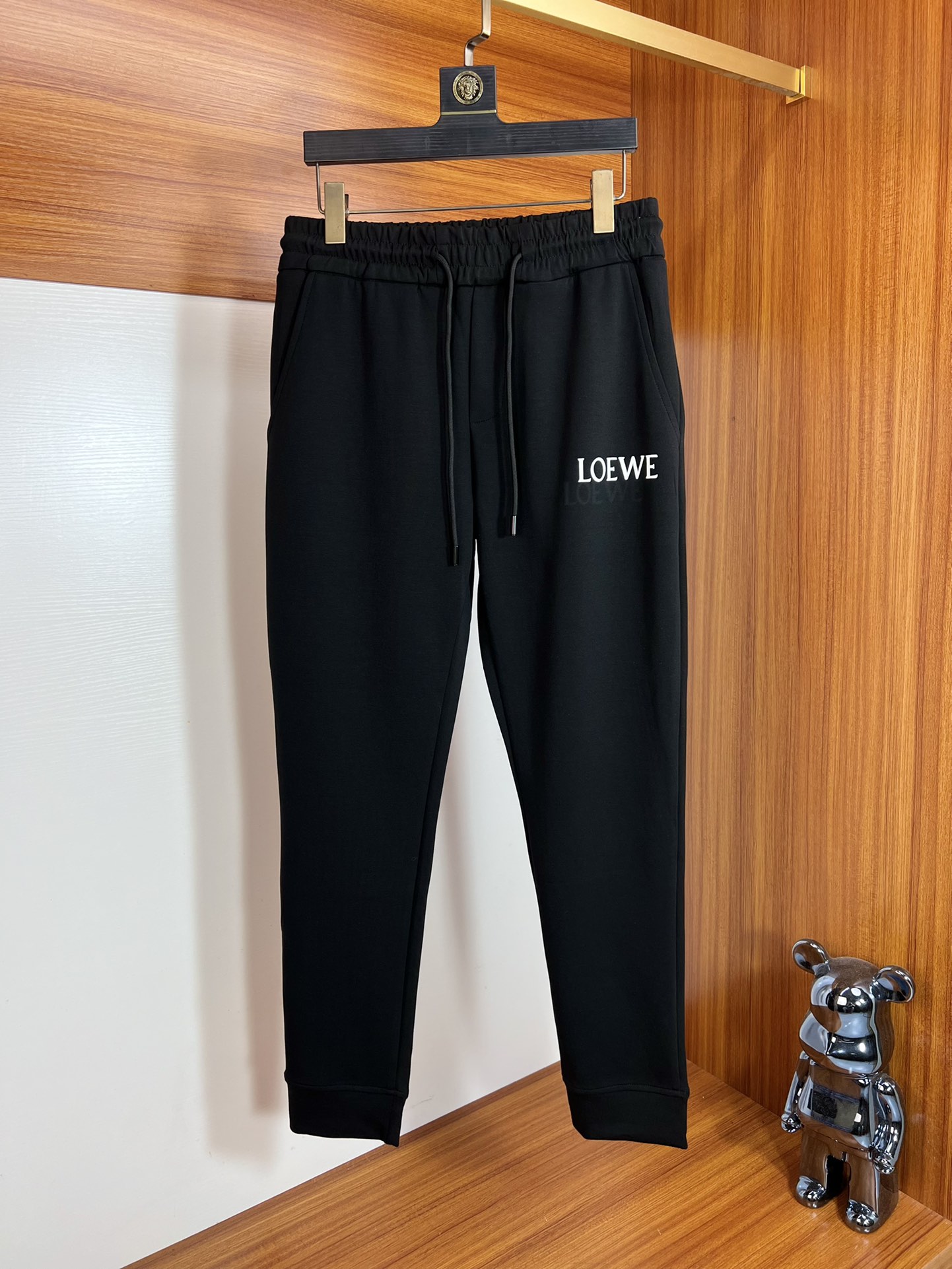 NO:538917,Loewe/Luo Yiwei 2025 spring and summer new product, complete three standards, casual pants, good products, don’t need to introduce too much, look at the details, counter number M-XXXL /140 upper body L,,loewe,loewe,alexander wang19860909Loewe/罗意威 2025春夏新品 三标齐全 休闲裤 好货不用过多介绍 看细节 专柜码数M-XXXL /140上身L,,loewe,loewe,alexander wang,Men's clothing