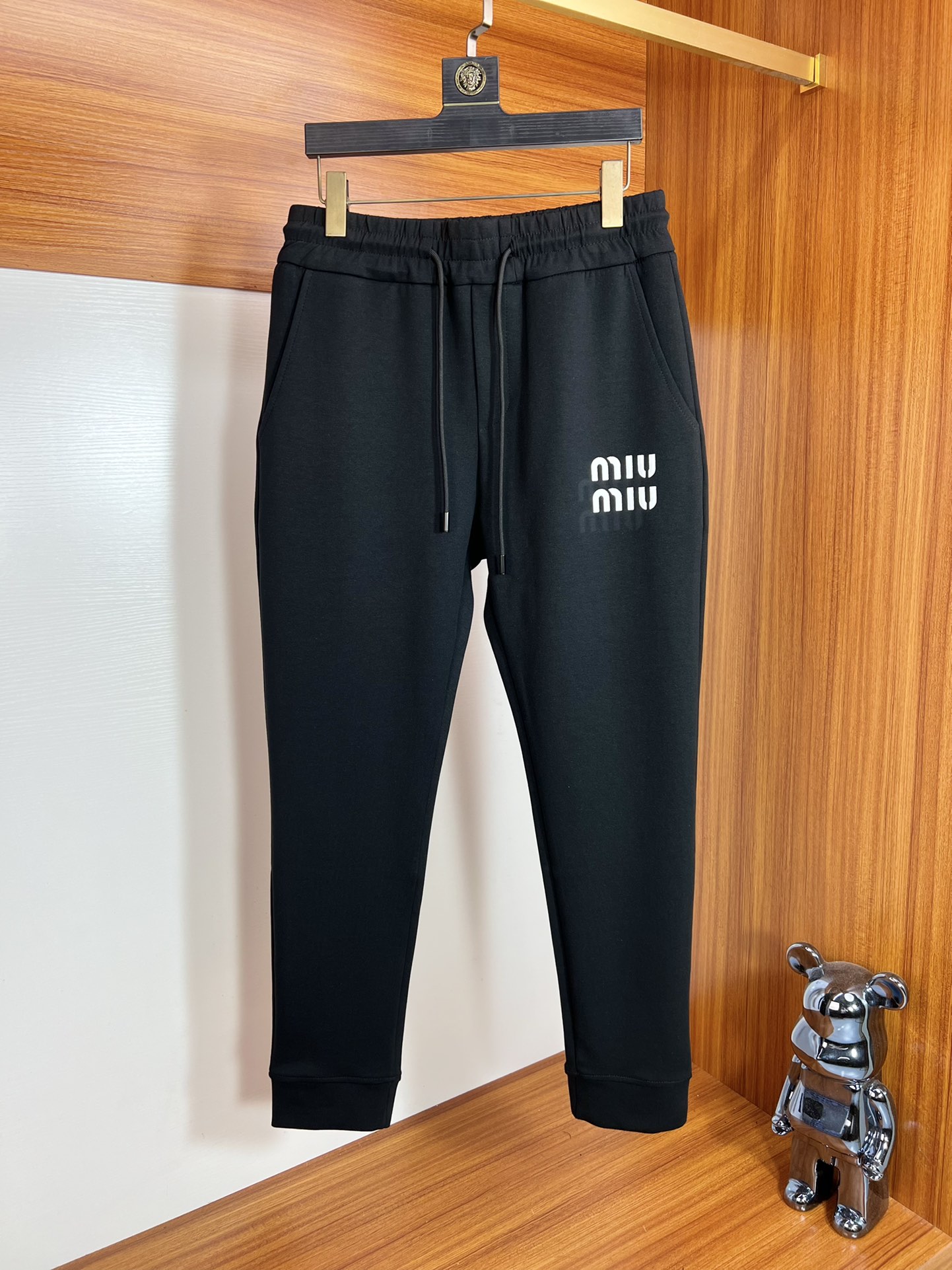 NO:538911,miumiu 2025 spring and summer new product, complete three standards, casual pants, good products, don't need to introduce too much, look at the details, counter number M-XXXL /140 upper body L,,miumiu,alexander wang19860909miumiu 2025春夏新品 三标齐全 休闲裤 好货不用过多介绍 看细节 专柜码数M-XXXL /140上身L,,miumiu,alexander wang,Men's clothing