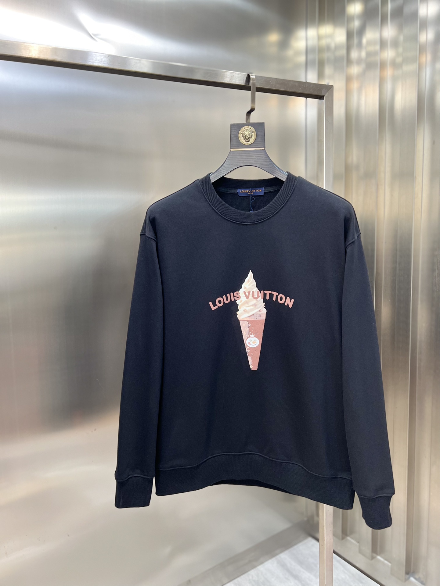 NO:529509,LV/Louis Vuitton 2025 autumn and winter new products, complete three standards, 380g couple round neck pure cotton sweatshirts, good products do not need to be introduced too much, look at the details, counter code number M-XXXL 175/140 Suggestions,,louis vuitton,louis vuitton,hoodie,sweatshirts,alexander wang19860909LV/路易威登 2025秋冬新品 三标齐全 380g情侣款圆领纯棉卫衣 好货不用过多介绍 看细节 专柜码数 M-XXXL 175/140建议L,,louis vuitton,louis vuitton,hoodie,sweatshirts,alexander wang,Men's clothing