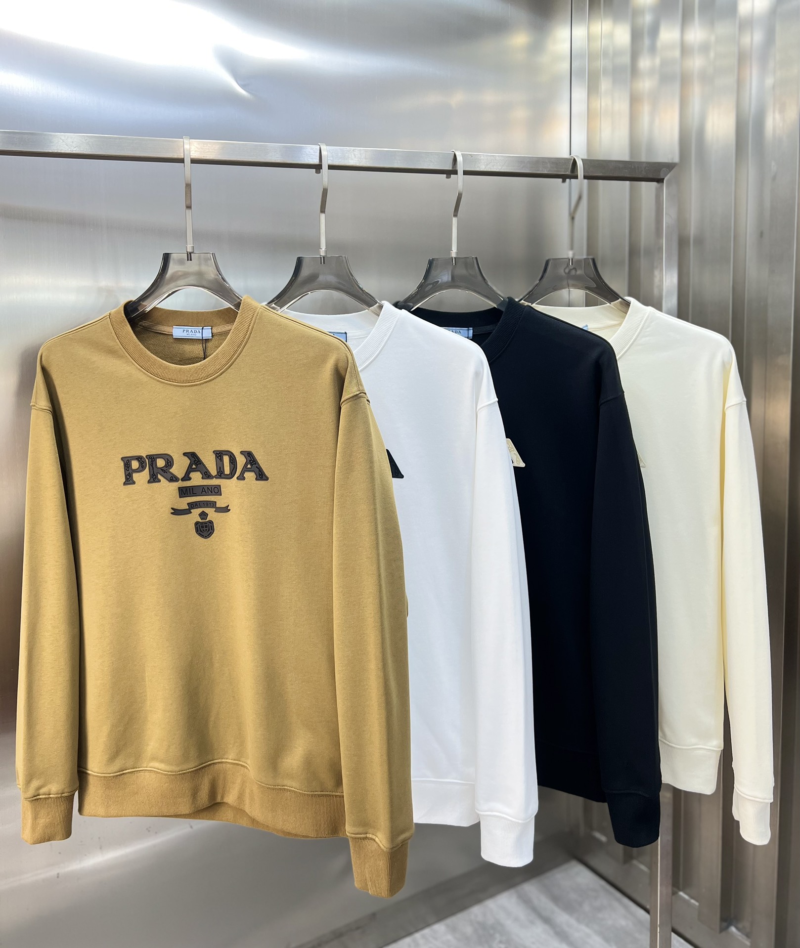 NO:573487,Prada/Prada 2025 autumn and winter new products, complete with three standards, 380g couple's round neck pure cotton sweatshirt, good product, no need to introduce too much, look at the details, counter size M-XXXL 175/recommended L,, prada, prada, hoodie, sweatshirts, alexander wang19860909Prada/普拉达 2025秋冬新品 三标齐全 380g情侣款圆领纯棉卫衣 好货不用过多介绍 看细节 专柜码数 M-XXXL 175/建议L,,prada,prada,hoodie,sweatshirts,alexander wang,Men's clothing