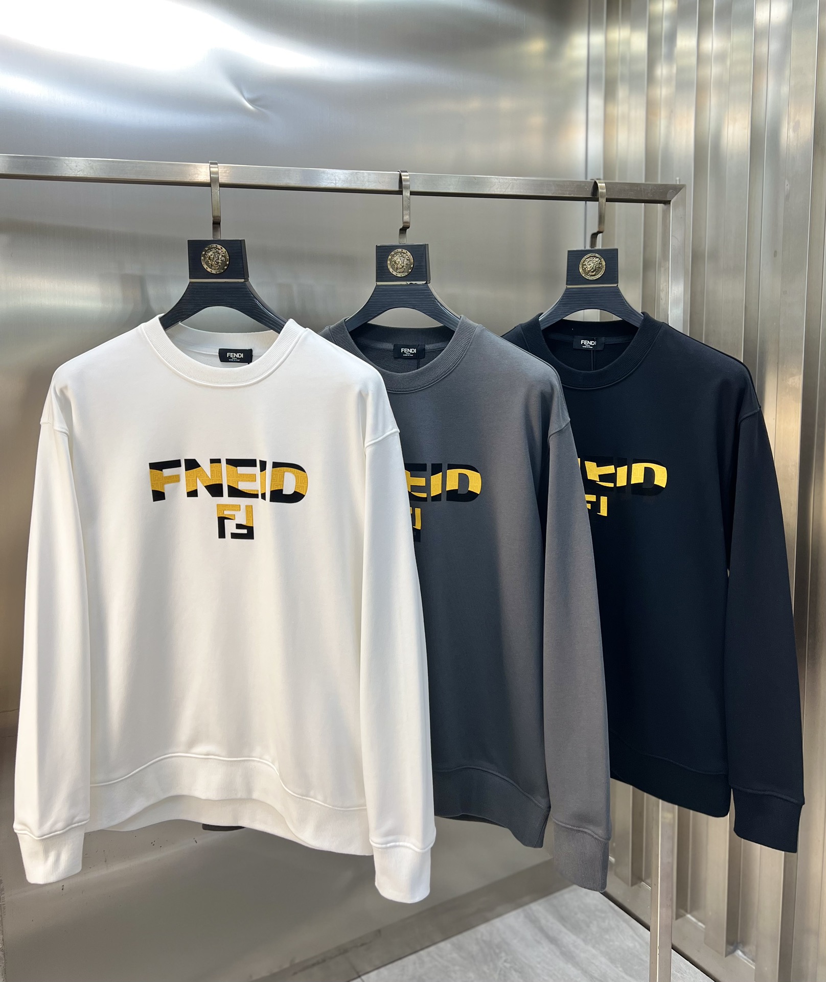 NO:573488,Fendi/Fendi 2025 autumn and winter new products, complete with three standards, 380g couple's round neck pure cotton sweatshirt. Good product, no need to introduce too much. Look at the details. Counter size M-XXXL 175/recommended L,,fendi,fendi,hoodie,sweatshirts,alexander wang19860909Fendi/芬迪 2025秋冬新品 三标齐全 380g情侣款圆领纯棉卫衣 好货不用过多介绍 看细节 专柜码数 M-XXXL 175/建议L,,fendi,fendi,hoodie,sweatshirts,alexander wang,Men's clothing