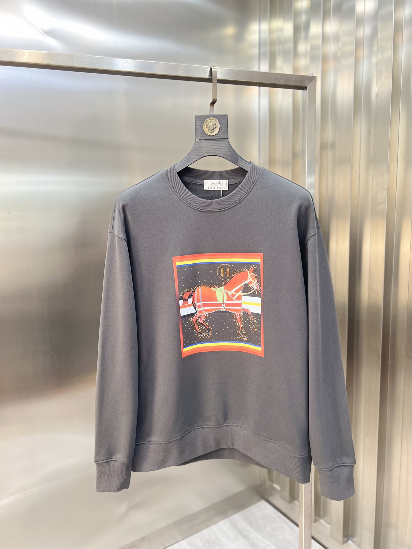 NO:529512,Hermes/Hermes 2025 autumn and winter new products, complete three standards, 380g couple round neck pure cotton sweatshirts, good products don’t need to be introduced too much, look at the details, counter code M-XXXL 175/140 Suggestions,,hermes,hermes,hoodie,sweatshirts,alexander wang19860909Hermes/爱马仕 2025秋冬新品 三标齐全 380g情侣款圆领纯棉卫衣 好货不用过多介绍 看细节 专柜码数 M-XXXL 175/140建议L,,hermes,hermes,hoodie,sweatshirts,alexander wang,Men's clothing