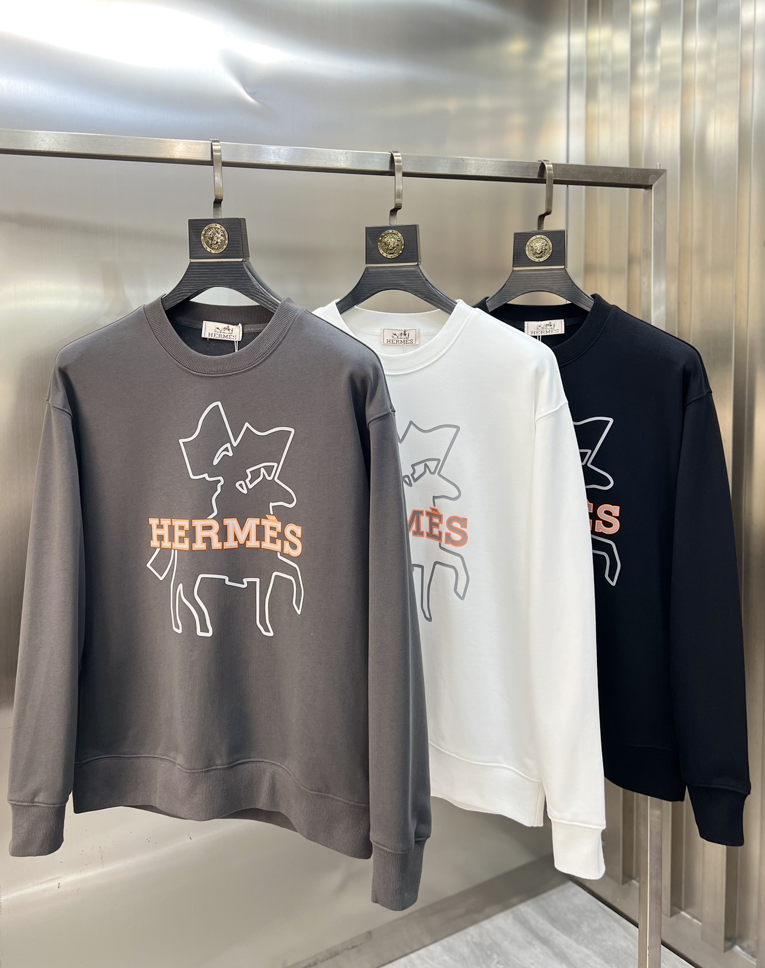 NO:548865,Hermes/Hermes 2025 autumn and winter new products, complete three standards, 380g couple round neck pure cotton sweatshirts, good products don’t need to be introduced too much, look at the details, counter code M-XXXL /140 suggestions L,, hermes, hermes, hoodie, sweatshirts, alexander wang19860909Hermes/爱马仕 2025秋冬新品 三标齐全 380g情侣款圆领纯棉卫衣 好货不用过多介绍 看细节 专柜码数 M-XXXL /140建议L,,hermes,hermes,hoodie,sweatshirts,alexander wang,Men's clothing
