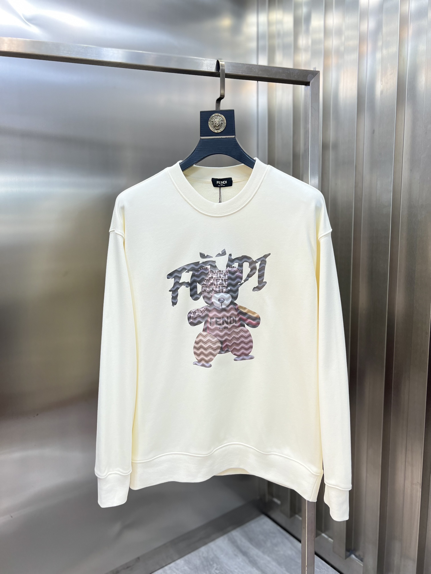 NO:540934,Fendi/Fendi 2025 autumn and winter new product, complete three standards, 380g couple round neck pure cotton sweatshirts, good products do not need to be introduced too much, look at the details, counter code M-XXXL 175/140 Suggestions,,fendi,fendi,hoodie,sweatshirts,alexander wang19860909Fendi/芬迪 2025秋冬新品 三标齐全 380g情侣款圆领纯棉卫衣 好货不用过多介绍 看细节 专柜码数 M-XXXL 175/140建议L,,fendi,fendi,hoodie,sweatshirts,alexander wang,Men's clothing