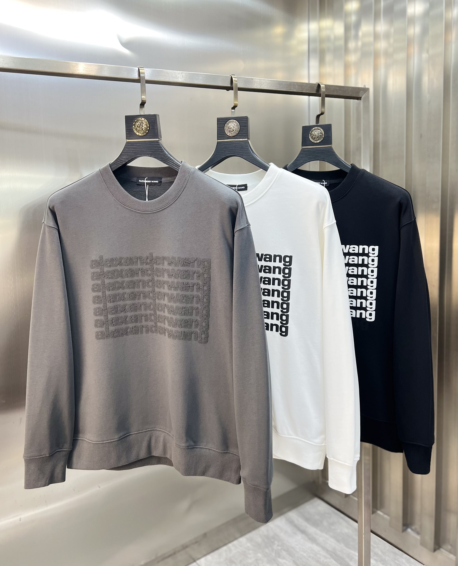 NO:712288,After the new year, Alexander Wang’s 2025 autumn and winter new products are complete with three standards. 380g couple’s round neck pure cotton sweatshirt. Good product, no need to introduce too much. Look at the details. Counter size M-XXXL /140 recommended L,, hoodie, sweatshirts,19860909可年后 亚历山大 王 2025秋冬新品 三标齐全 380g情侣款圆领纯棉卫衣 好货不用过多介绍 看细节 专柜码数 M-XXXL /140建议L,,hoodie,sweatshirts,,Men's clothing