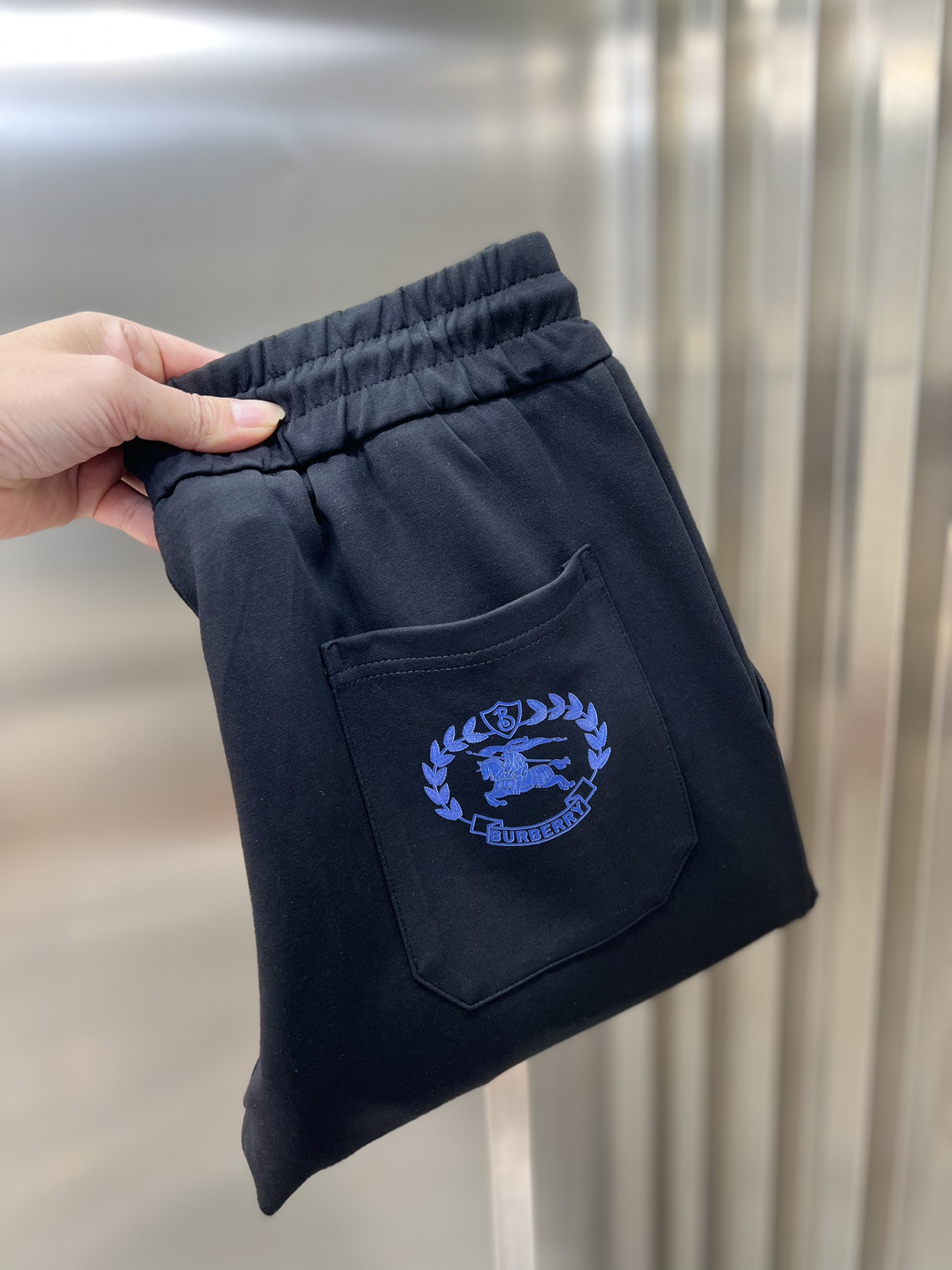 NO:539895,Burberry/Burberry 2025 autumn and winter new products, complete three standards, tiger head flocking craftsmanship, casual pants, good products, don't need to introduce too much, look at the details, counter number M-XXXL /140 upper body L,,burberry,burberry,alexander wang19860909Burberry/巴宝莉 2025秋冬新品 三标齐全 虎头植绒工艺 休闲裤 好货不用过多介绍 看细节 专柜码数M-XXXL /140上身L,,burberry,burberry,alexander wang,Men's clothing