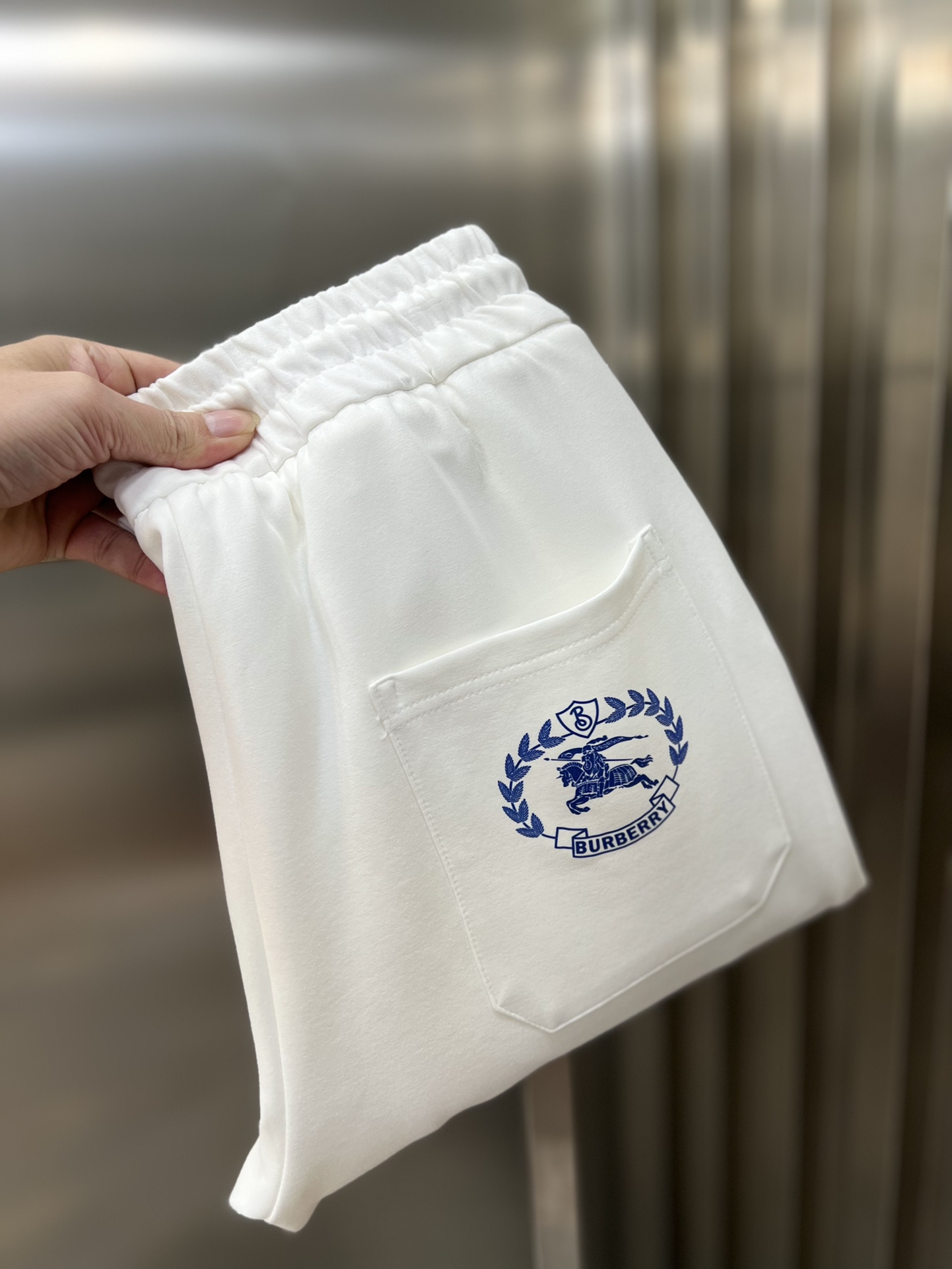 NO:539893,Burberry/Burberry 2025 autumn and winter new products, complete three standards, tiger head flocking craftsmanship, casual pants, good products, don't need to introduce too much, look at the details, counter number M-XXXL /140 upper body L,,burberry,burberry,alexander wang19860909Burberry/巴宝莉 2025秋冬新品 三标齐全 虎头植绒工艺 休闲裤 好货不用过多介绍 看细节 专柜码数M-XXXL /140上身L,,burberry,burberry,alexander wang,Men's clothing