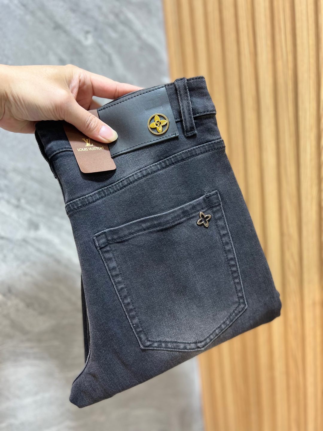 NO:127980,LV/Louis Vuitton 2025 autumn and winter new products, complete three standards, jeans, good products, don't need to be introduced too much, look at the details, counter number 29-38 / 140 upper body 32,,louis vuitton,louis vuitton,jeans,alexander wang19860909LV/路易威登 2025秋冬新品 三标齐全 牛仔裤 好货不用过多介绍 看细节 专柜码数29-38 /140上身32码,,louis vuitton,louis vuitton,jeans,alexander wang,Men's clothing