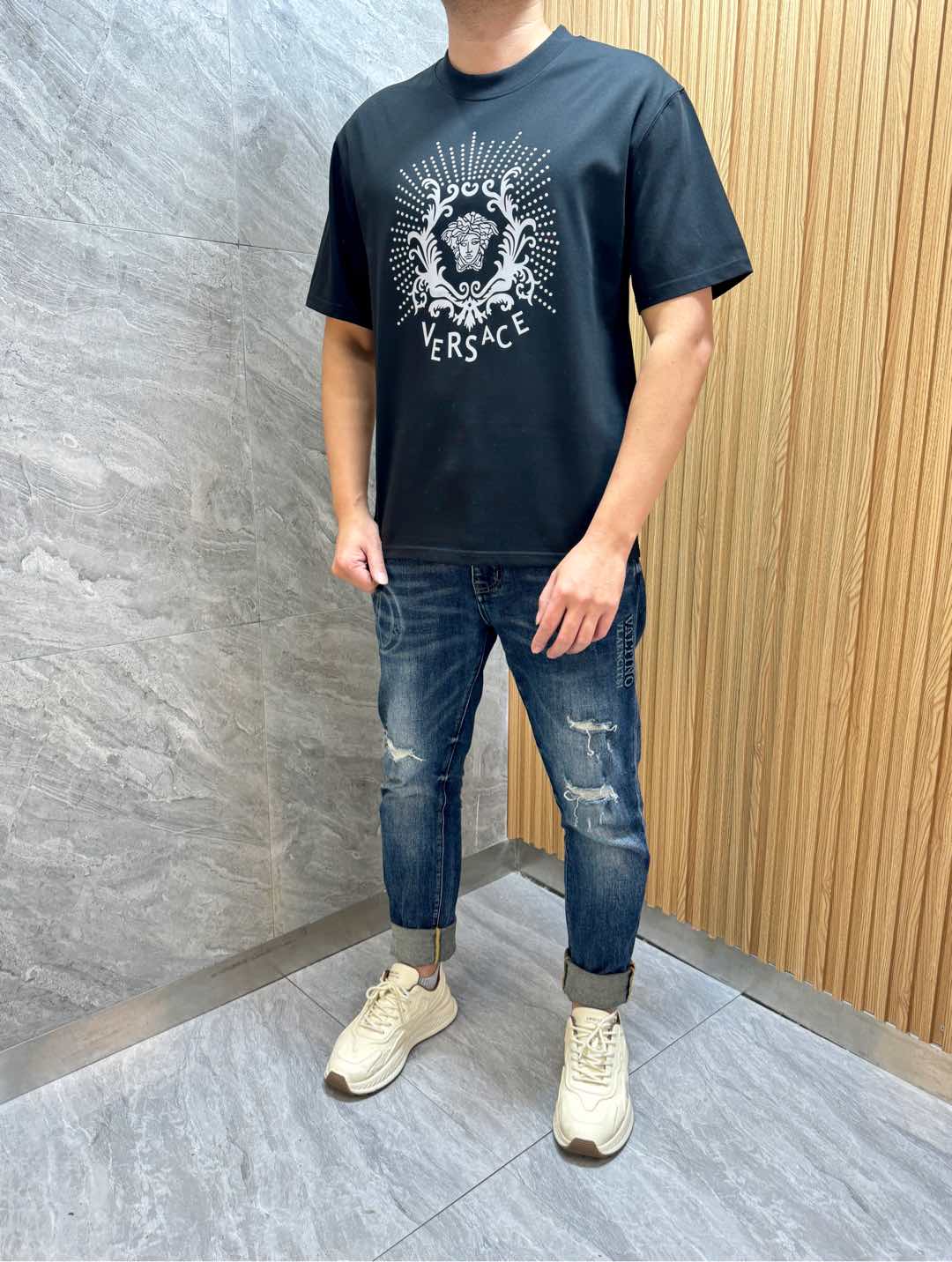 NO:437680,Versace/Versace 2025 spring and summer new product, complete three standards, round neck pure cotton short-sleeved T-shirt, no need to introduce too much good products, look at the details, counter code M-XXXL / Suggestions, versace, versace, T-shirt, tees, t-shirt, alexander wang19860909Versace/范思哲 2025春夏新品 三标齐全 圆领纯棉短袖T恤 好货不用过多介绍 看细节 专柜码数M-XXXL /建议L,,versace,versace,T-shirt,tees，t-shirt,alexander wang,Men's clothing