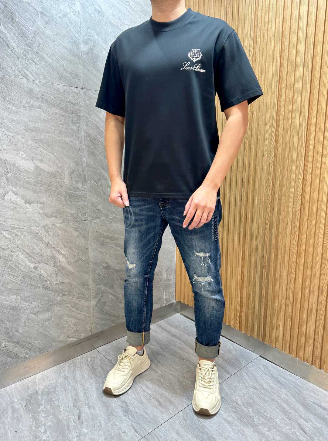 NO:437729,LP Spring and summer new products, complete three standards, round neck pure cotton short-sleeved T-shirt, no need to introduce too much good products, look at the details, counter code M-XXXL / Suggestions, Loro piana, T-shirt,tees, t-shirt,alexander wang19860909LP 春夏新品 三标齐全 圆领纯棉短袖T恤 好货不用过多介绍 看细节 专柜码数M-XXXL /建议L,,loro piana,T-shirt,tees，t-shirt,alexander wang,Men's clothing