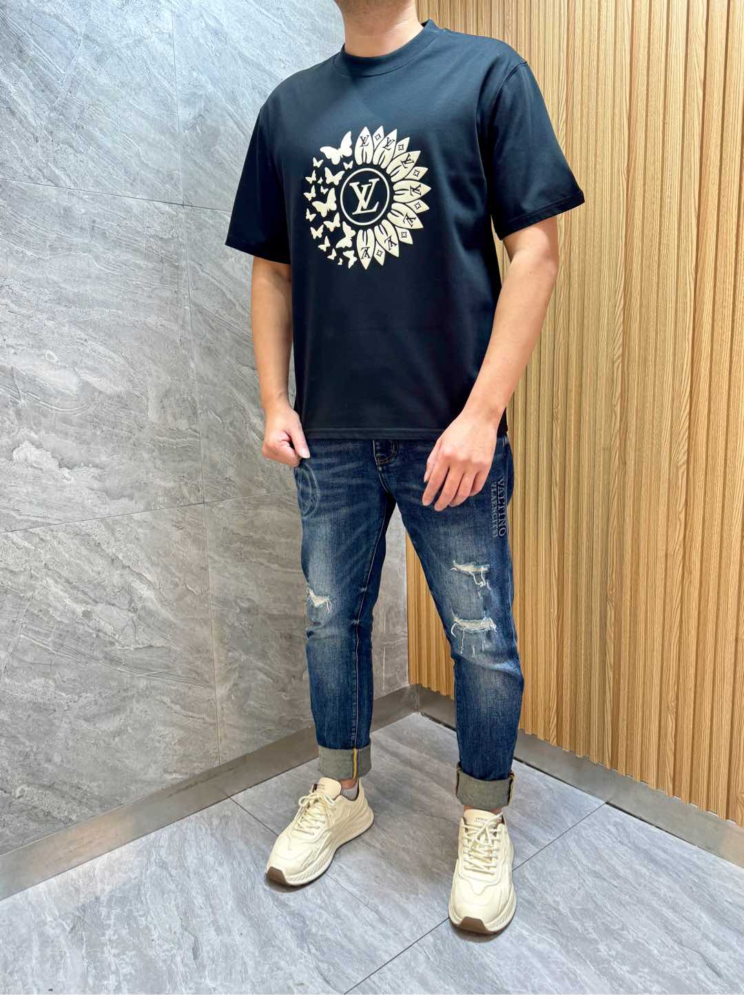 NO:437733,LV/Louis Vuitton 2025 Spring and Summer New Products, Complete Three Standards, Round Neck Pure Cotton Short-Sleeve T-Shirts, Don’t need to introduce too much good products, look at the details, Counter Code M-XXXL / Suggestions, L,,louis vuitton,louis vuitton,T-shirt,tees,t-shirt,alexander wang19860909LV/路易威登 2025春夏新品 三标齐全 圆领纯棉短袖T恤 好货不用过多介绍 看细节 专柜码数M-XXXL /建议L,,louis vuitton,louis vuitton,T-shirt,tees，t-shirt,alexander wang,Men's clothing