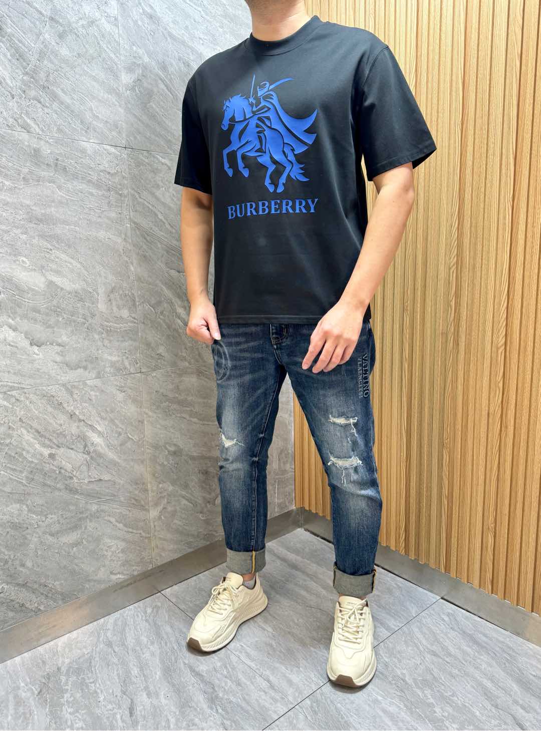 NO:437737,Burberry/Burberry 2025 spring and summer new product, complete three standards, round neck pure cotton short-sleeved T-shirt, don’t need to introduce too much good products, look at the details, counter code M-XXXL / Suggestions, burberry, burberry, T-shirt, tees, t-shirt, alexander wang19860909Burberry/巴宝莉 2025春夏新品 三标齐全 圆领纯棉短袖T恤 好货不用过多介绍 看细节 专柜码数M-XXXL /建议L,,burberry,burberry,T-shirt,tees，t-shirt,alexander wang,Men's clothing
