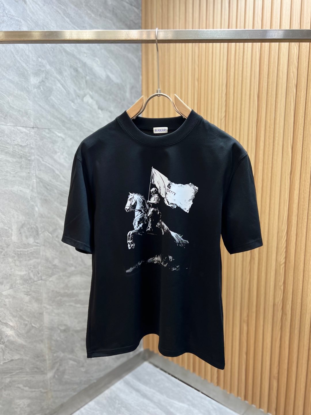 NO:469077,Burberry/Burberry 2025 Spring and Summer New Products, Complete Three Standards, Round Neck Pure Cotton Short-Sleeve T-shirts, Don’t need to introduce too much good products, look at the details, Counter Code M-XXXL 175/Suggestions L,,,,,burberry,burberry,T-shirt,tees,t-shirt,alexander wang19860909Burberry/巴宝莉 2025春夏新品 三标齐全 圆领纯棉短袖T恤 好货不用过多介绍 看细节 专柜码数M-XXXL 175/建议L ,,,,,burberry,burberry,T-shirt,tees，t-shirt,alexander wang,Men's clothing