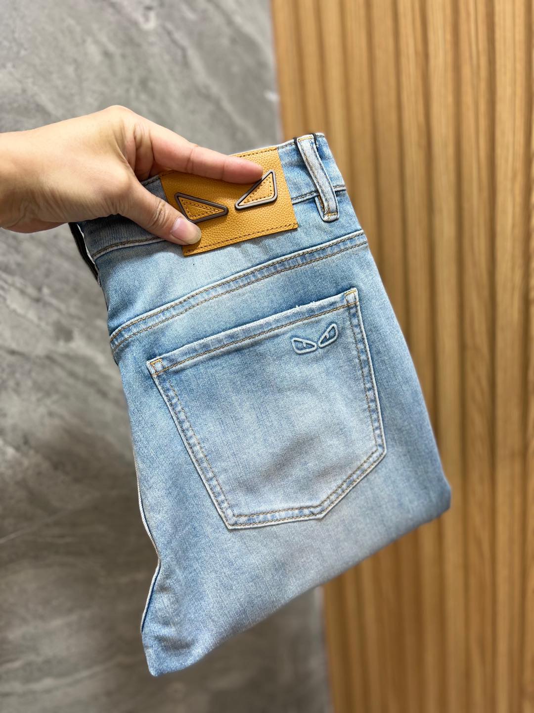 NO:127975,Fendi/Fendi 2025 Spring and Summer New Products, Complete Three Standards, Jeans, Don’t need to introduce too much good products, look at the details, the counter number is 29-38 / 140 upper body 32,,fendi,fendi,jeans,alexander wang19860909Fendi/芬迪 2025春夏新品 三标齐全 牛仔裤 好货不用过多介绍 看细节 专柜码数29-38 /140上身32码,,fendi,fendi,jeans,alexander wang,Men's clothing