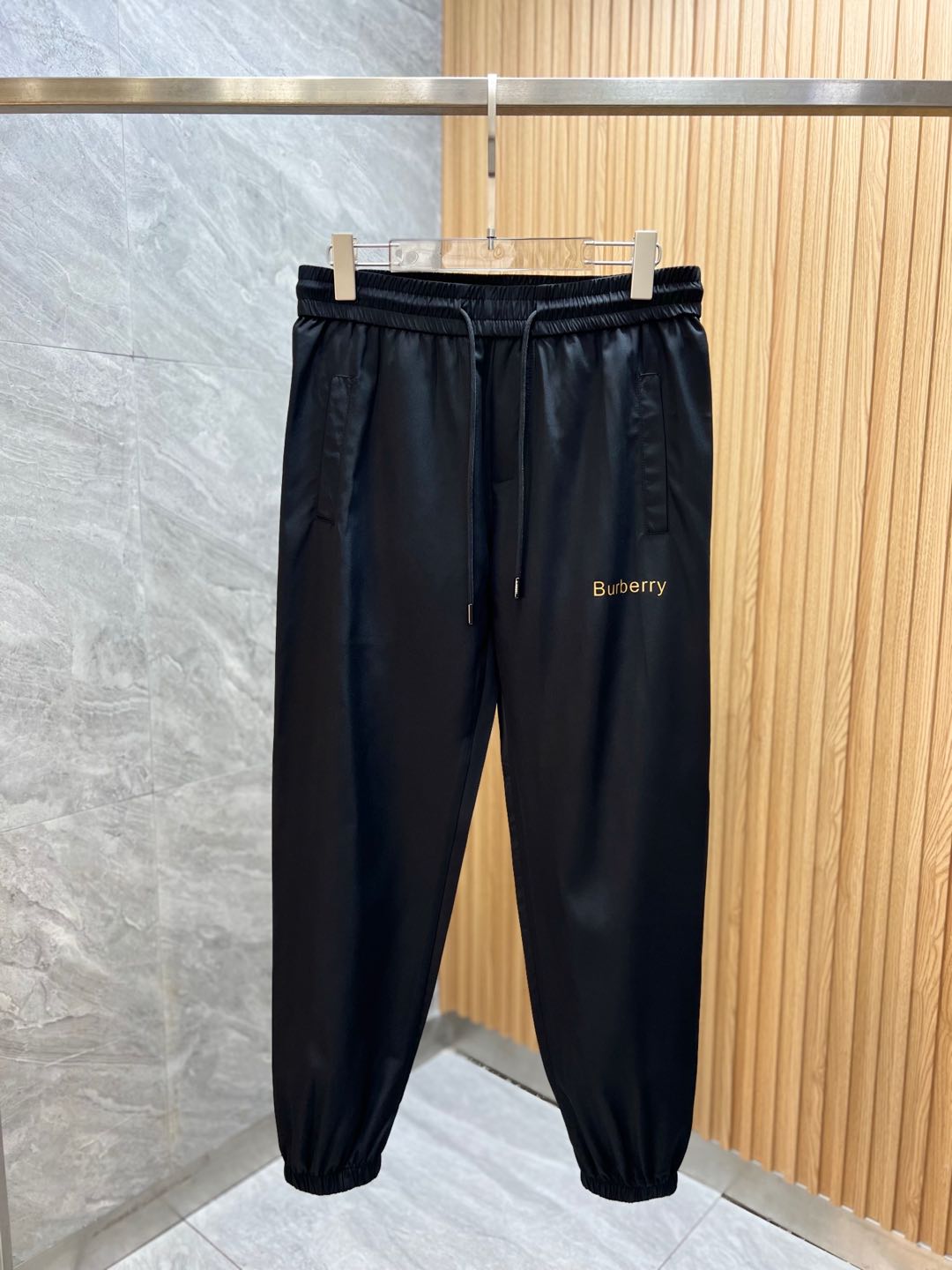 NO:161451,Burberry/Burberry 2025 spring and summer new product, complete three standards, thin casual pants, no need to introduce too much good products, look at the details, counter number M-XXXL /140 upper body L,,burberry,burberry,alexander wang19860909Burberry/巴宝莉 2025春夏新品 三标齐全 薄款休闲裤 好货不用过多介绍 看细节 专柜码数M-XXXL /140上身L,,burberry,burberry,alexander wang,Men's clothing
