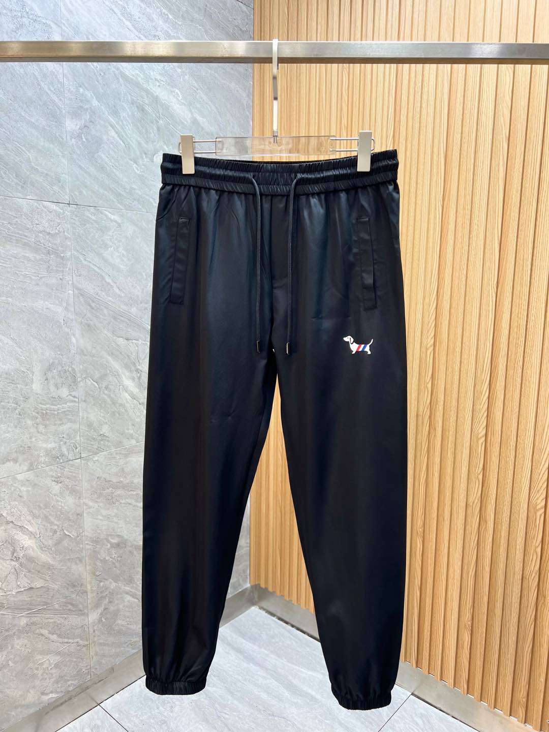 NO:161453,TB 2025 Spring and Summer New Products, Complete Three Standards, Thin Casual Pants, Don’t need to introduce too much good products, look at the details, Counter Code M-XXXL /140 Upper Body L,,alexander wang19860909TB 2025春夏新品 三标齐全 薄款休闲裤 好货不用过多介绍 看细节 专柜码数M-XXXL /140上身L,,alexander wang,Men's clothing