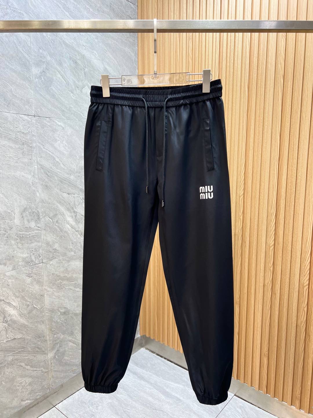 NO:161455,MIUMIU 2025 spring and summer new product, complete three standards, thin casual pants, no need to introduce too much good products, look at the details, counter number M-XXXL /140 upper body L,,miumiu,alexander wang19860909MIUMIU 2025春夏新品 三标齐全 薄款休闲裤 好货不用过多介绍 看细节 专柜码数M-XXXL /140上身L,,miumiu,alexander wang,Men's clothing