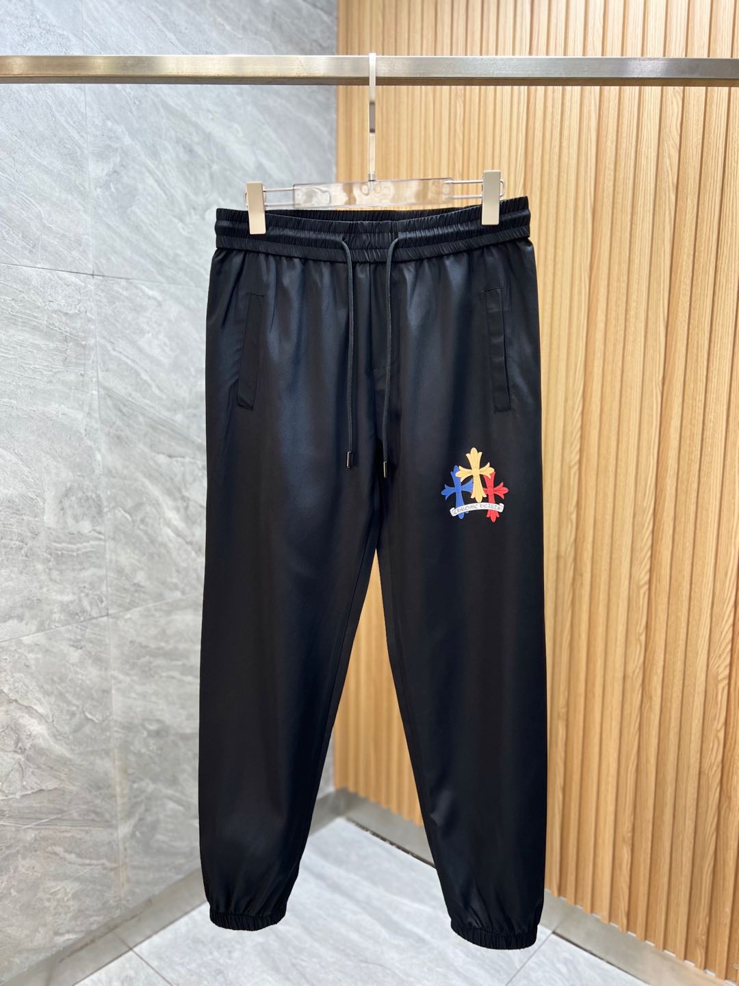 NO:161442,Ch/Croxin 2025 spring and summer new product, complete three standards, thin casual pants, no need to introduce too much good products, look at the details, counter number M-XXXL /140 upper body L,,chrome hearts,alexander wang19860909Ch/克罗心 2025春夏新品 三标齐全 薄款休闲裤 好货不用过多介绍 看细节 专柜码数M-XXXL /140上身L,,chrome hearts,alexander wang,Men's clothing