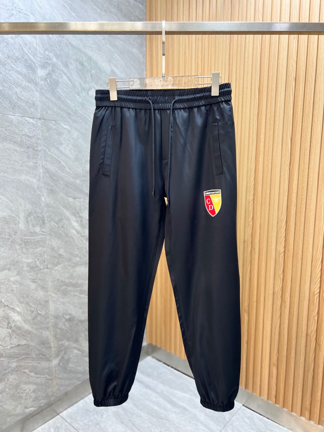 NO:161444,Dior/Dior 2025 spring and summer new product, complete three standards, thin casual pants, no need to introduce too much good products, look at the details, counter number M-XXXL /140 upper body L,,dior,dior,alexander wang19860909Dior/迪奥 2025春夏新品 三标齐全 薄款休闲裤 好货不用过多介绍 看细节 专柜码数M-XXXL /140上身L,,dior,dior,alexander wang,Men's clothing