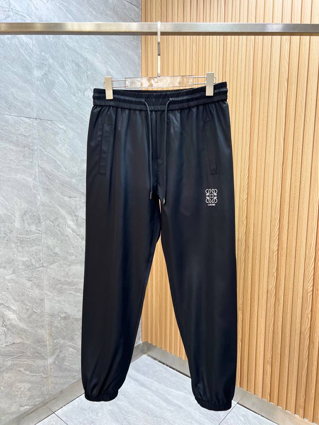 NO:161446,Loewe/Luo Yiwei 2025 spring and summer new product, complete three standards, thin casual pants, no need to introduce too much good products, look at the details, counter number M-XXXL /140 upper body L,,loewe,loewe,alexander wang19860909Loewe/罗意威 2025春夏新品 三标齐全 薄款休闲裤 好货不用过多介绍 看细节 专柜码数M-XXXL /140上身L,,loewe,loewe,alexander wang,Men's clothing