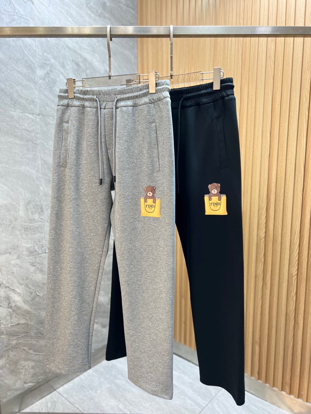 NO:517438,Fendi/Fendi 2025 spring and summer new products, complete three standards, casual pants, good products, don't need to introduce too much, look at the details, counter code M-XXXL /140 upper body L,,fendi,fendi,alexander wang19860909Fendi/芬迪 2025春夏新品 三标齐全 休闲裤 好货不用过多介绍 看细节 专柜码数M-XXXL /140上身L,,fendi,fendi,alexander wang,Men's clothing