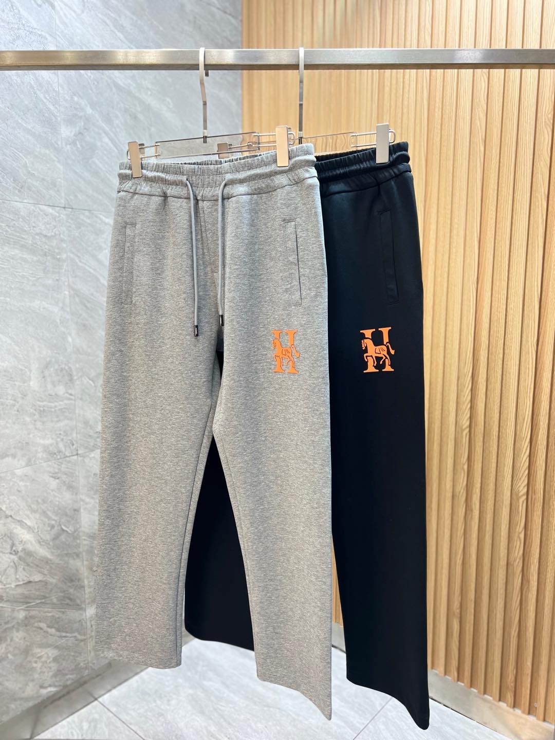 NO:517475,Hermes/Hermes 2025 spring and summer new products, complete three standards, casual pants, good products, don't need to be introduced too much, look at the details, counter number M-XXXL /140 upper body L,, hermes, hermes, alexander wang19860909Hermes/爱马仕 2025春夏新品 三标齐全 休闲裤 好货不用过多介绍 看细节 专柜码数M-XXXL /140上身L,,hermes,hermes,alexander wang,Men's clothing