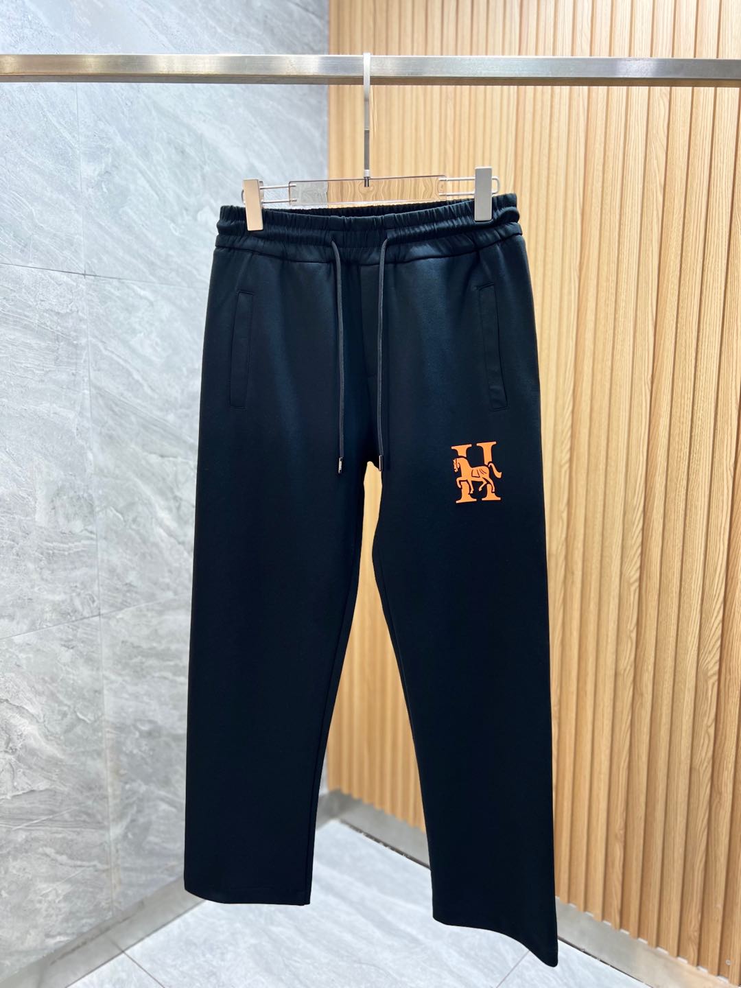 NO:140225,Hermes/Hermes 2025 spring and summer new products, complete three standards, casual pants, good products, don't need to be introduced too much, look at the details, counter number M-XXXL /140 upper body L,, hermes, hermes, alexander wang19860909Hermes/爱马仕 2025春夏新品 三标齐全 休闲裤 好货不用过多介绍 看细节 专柜码数M-XXXL /140上身L,,hermes,hermes,alexander wang,Men's clothing