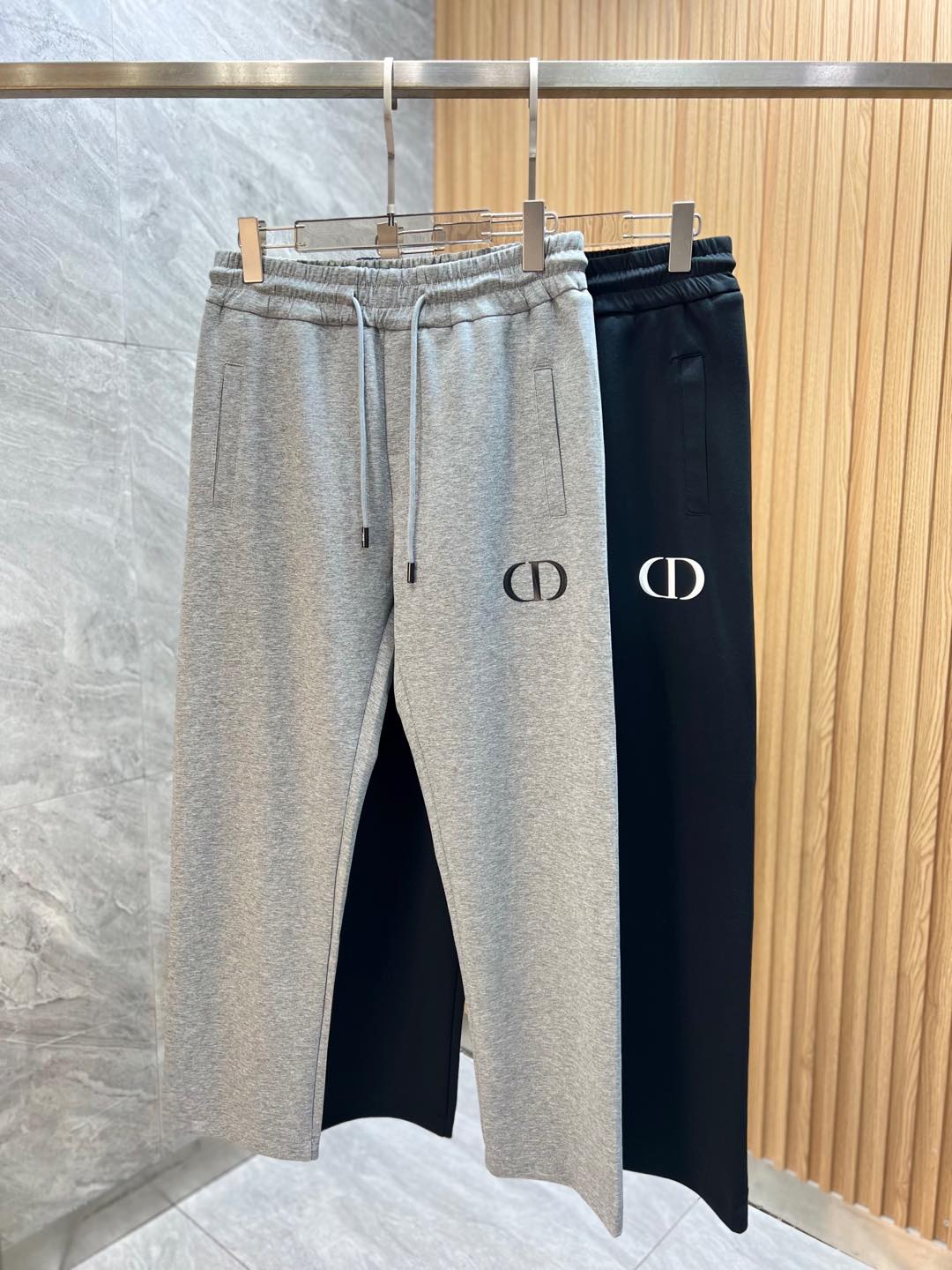 NO:517470,Dior/Dior 2025 spring and summer new products, complete three standards, casual pants, no need to introduce too much good products, look at the details, counter number M-XXXL /140 upper body L,,dior,dior,alexander wang19860909Dior/迪奥 2025春夏新品 三标齐全 休闲裤 好货不用过多介绍 看细节 专柜码数M-XXXL /140上身L,,dior,dior,alexander wang,Men's clothing