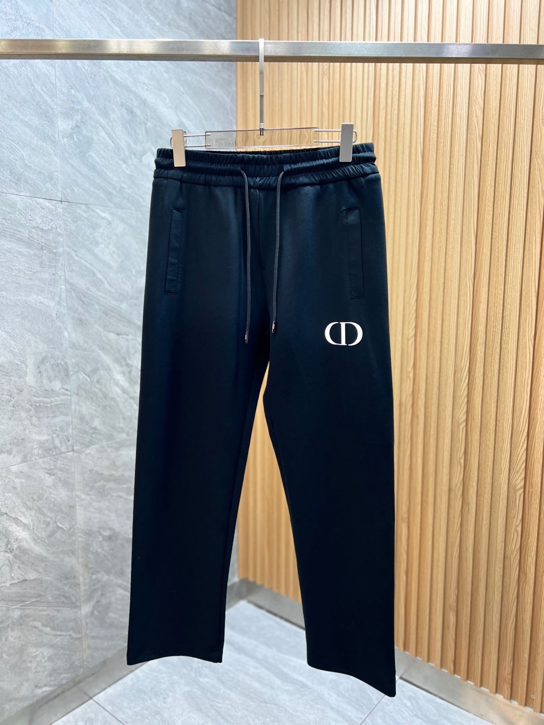 NO:140230,Dior/Dior 2025 spring and summer new products, complete three standards, casual pants, good products, don’t need to introduce too much, look at the details, counter number M-XXXL /140 upper body L,,dior,dior,alexander wang19860909Dior/迪奥 2025春夏新品 三标齐全 休闲裤 好货不用过多介绍 看细节 专柜码数M-XXXL /140上身L,,dior,dior,alexander wang,Men's clothing