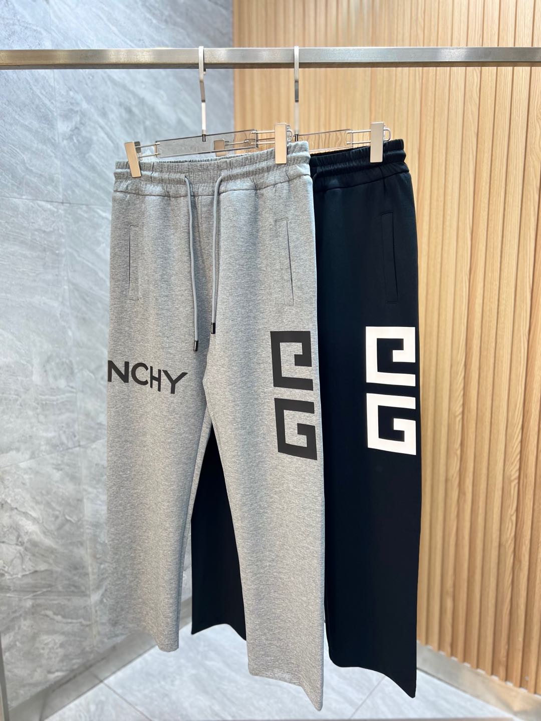 NO:517465,Givenchy 2025 spring and summer new product, complete three standards, casual pants, good products, don't need to introduce too much, look at the details, counter code M-XXXL /140 upper body L,, given, given, given, alexander wang19860909give/纪梵希 2025春夏新品 三标齐全 休闲裤 好货不用过多介绍 看细节 专柜码数M-XXXL /140上身L,,givenchy,givenchy,alexander wang,Men's clothing